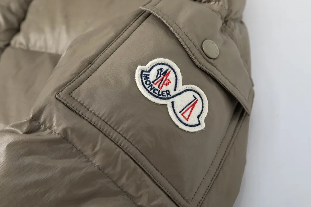 P720 with dust bag) Moncler/Moncler 23FW Maya 70th Anniversary Limited Down Jacket Moncler Maya classic shiny small label down jacket, the pockets on the cuffs are a perfect combination with the 70-week wool felt small label, the hood is removable. The fabric is customized to be the same as the original. The lacquered shiny fabric is the same as the original. It is filled with 90 white duck down, and the down filling is up to 400g. It has excellent thermal insulation effect and is a must-have in cold areas. Customized original accessories, complete with three labels, molded custom logo buttons Color: Black White Brown SIZE: 1 2 3 4 5