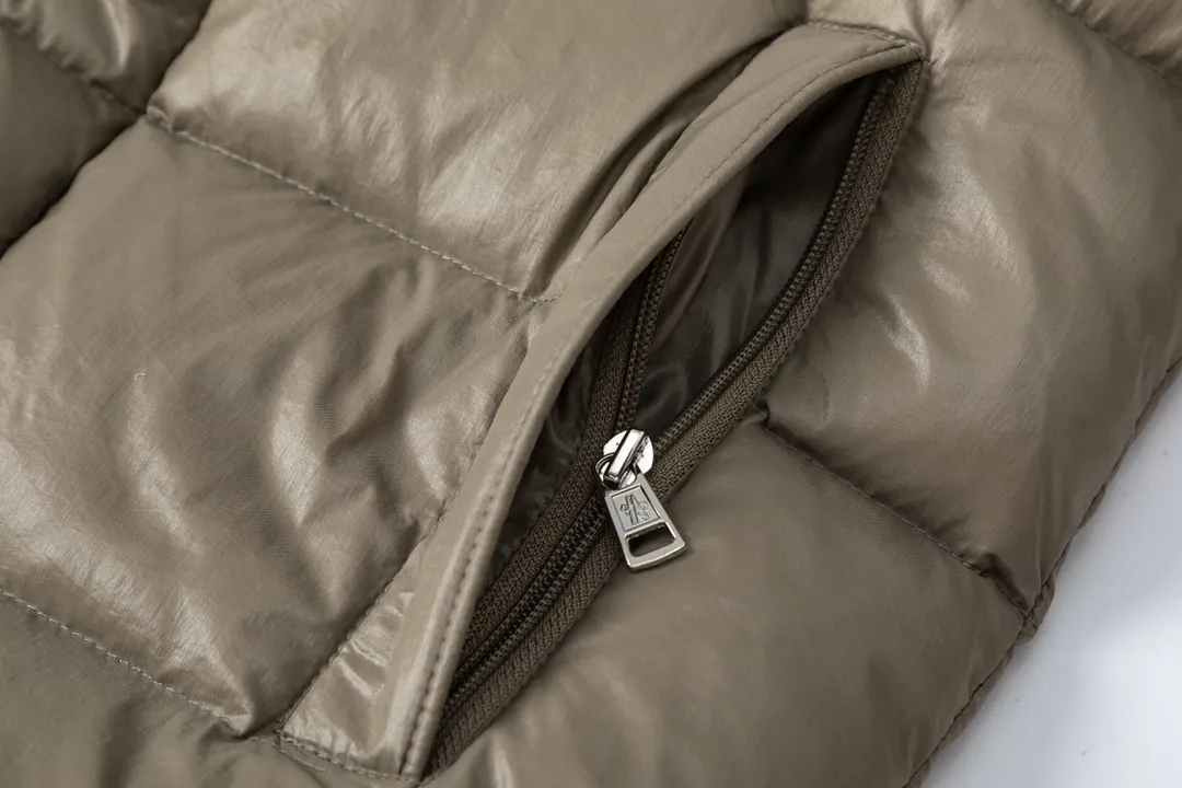 P720 with dust bag) Moncler/Moncler 23FW Maya 70th Anniversary Limited Down Jacket Moncler Maya classic shiny small label down jacket, the pockets on the cuffs are a perfect combination with the 70-week wool felt small label, the hood is removable. The fabric is customized to be the same as the original. The lacquered shiny fabric is the same as the original. It is filled with 90 white duck down, and the down filling is up to 400g. It has excellent thermal insulation effect and is a must-have in cold areas. Customized original accessories, complete with three labels, molded custom logo buttons Color: Black White Brown SIZE: 1 2 3 4 5