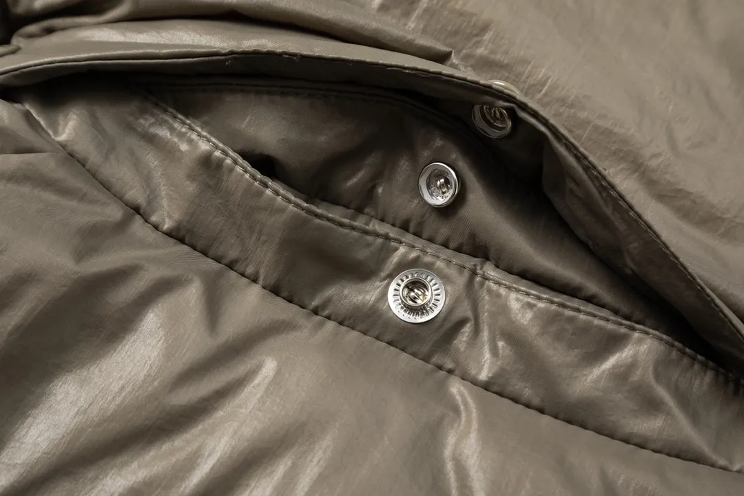 P720 with dust bag) Moncler/Moncler 23FW Maya 70th Anniversary Limited Down Jacket Moncler Maya classic shiny small label down jacket, the pockets on the cuffs are a perfect combination with the 70-week wool felt small label, the hood is removable. The fabric is customized to be the same as the original. The lacquered shiny fabric is the same as the original. It is filled with 90 white duck down, and the down filling is up to 400g. It has excellent thermal insulation effect and is a must-have in cold areas. Customized original accessories, complete with three labels, molded custom logo buttons Color: Black White Brown SIZE: 1 2 3 4 5