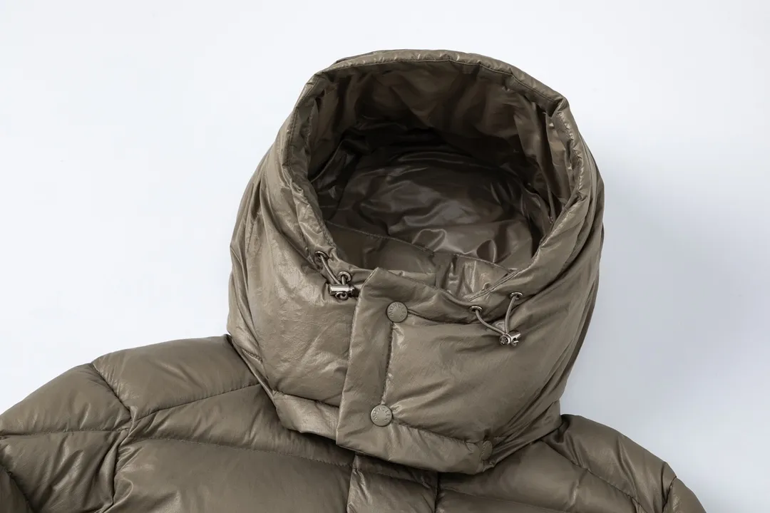 P720 with dust bag) Moncler/Moncler 23FW Maya 70th Anniversary Limited Down Jacket Moncler Maya classic shiny small label down jacket, the pockets on the cuffs are a perfect combination with the 70-week wool felt small label, the hood is removable. The fabric is customized to be the same as the original. The lacquered shiny fabric is the same as the original. It is filled with 90 white duck down, and the down filling is up to 400g. It has excellent thermal insulation effect and is a must-have in cold areas. Customized original accessories, complete with three labels, molded custom logo buttons Color: Black White Brown SIZE: 1 2 3 4 5