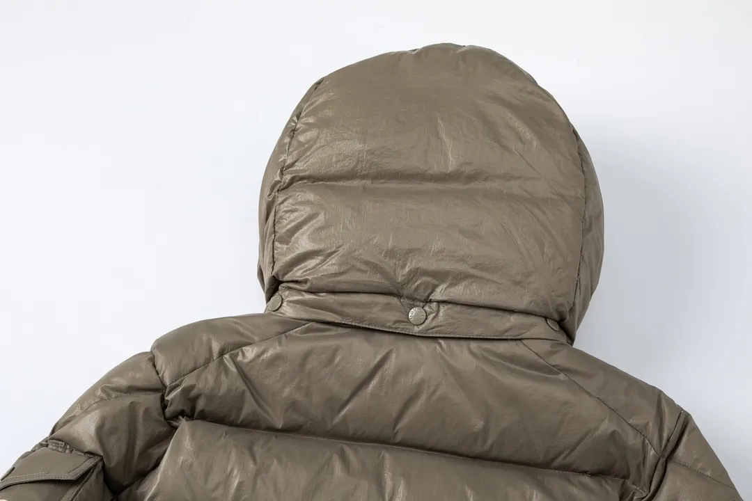 P720 with dust bag) Moncler/Moncler 23FW Maya 70th Anniversary Limited Down Jacket Moncler Maya classic shiny small label down jacket, the pockets on the cuffs are a perfect combination with the 70-week wool felt small label, the hood is removable. The fabric is customized to be the same as the original. The lacquered shiny fabric is the same as the original. It is filled with 90 white duck down, and the down filling is up to 400g. It has excellent thermal insulation effect and is a must-have in cold areas. Customized original accessories, complete with three labels, molded custom logo buttons Color: Black White Brown SIZE: 1 2 3 4 5