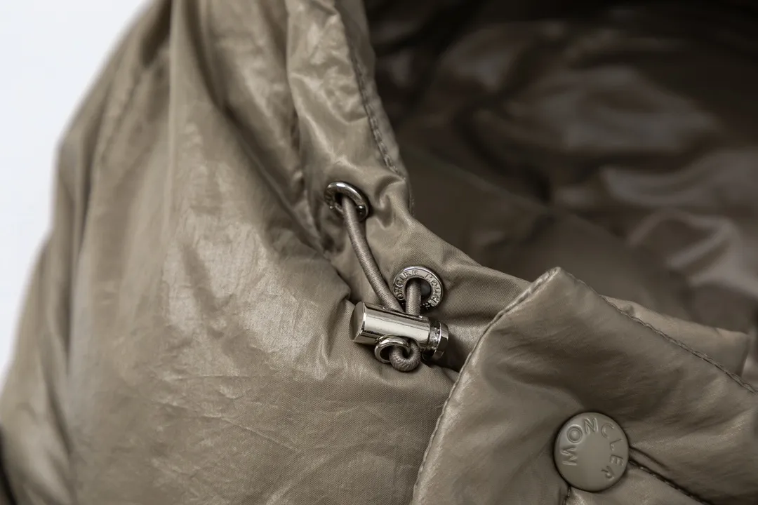 P720 with dust bag) Moncler/Moncler 23FW Maya 70th Anniversary Limited Down Jacket Moncler Maya classic shiny small label down jacket, the pockets on the cuffs are a perfect combination with the 70-week wool felt small label, the hood is removable. The fabric is customized to be the same as the original. The lacquered shiny fabric is the same as the original. It is filled with 90 white duck down, and the down filling is up to 400g. It has excellent thermal insulation effect and is a must-have in cold areas. Customized original accessories, complete with three labels, molded custom logo buttons Color: Black White Brown SIZE: 1 2 3 4 5