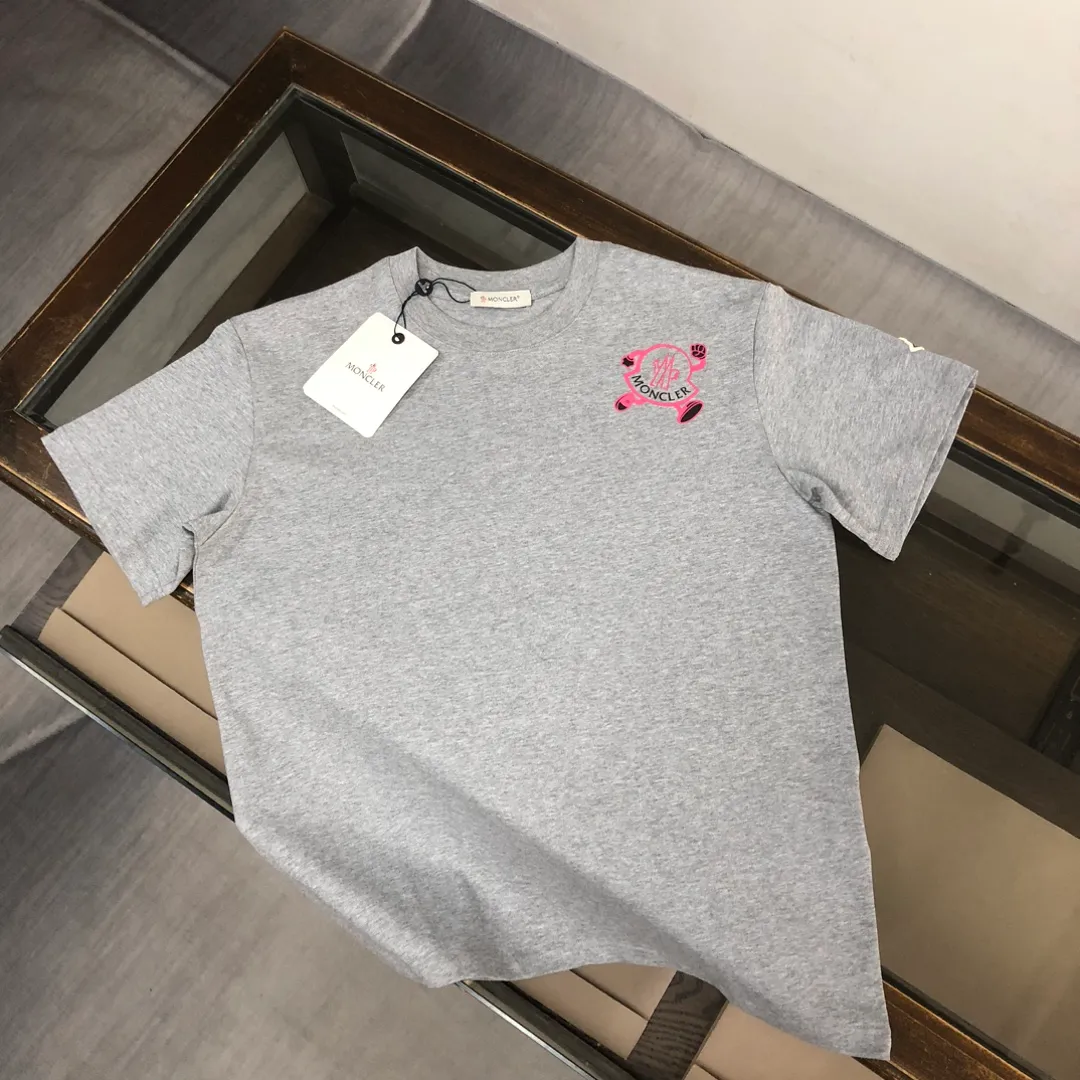 P160 🔥MONCLER The latest short-sleeved T-shirt for couples ~ Featured brand print design ~ The fabric upper body is comfortable and breathable, not stiff, slim cut, made of high-end custom-made pure cotton fabric! The upper body is comfortable and stylish, and it can be worn alone as an inner layer. It is a must-have for fashionistas! ! ! Color: black, white, gray Size: S～XL (loose version, please state your height and weight when placing an order)