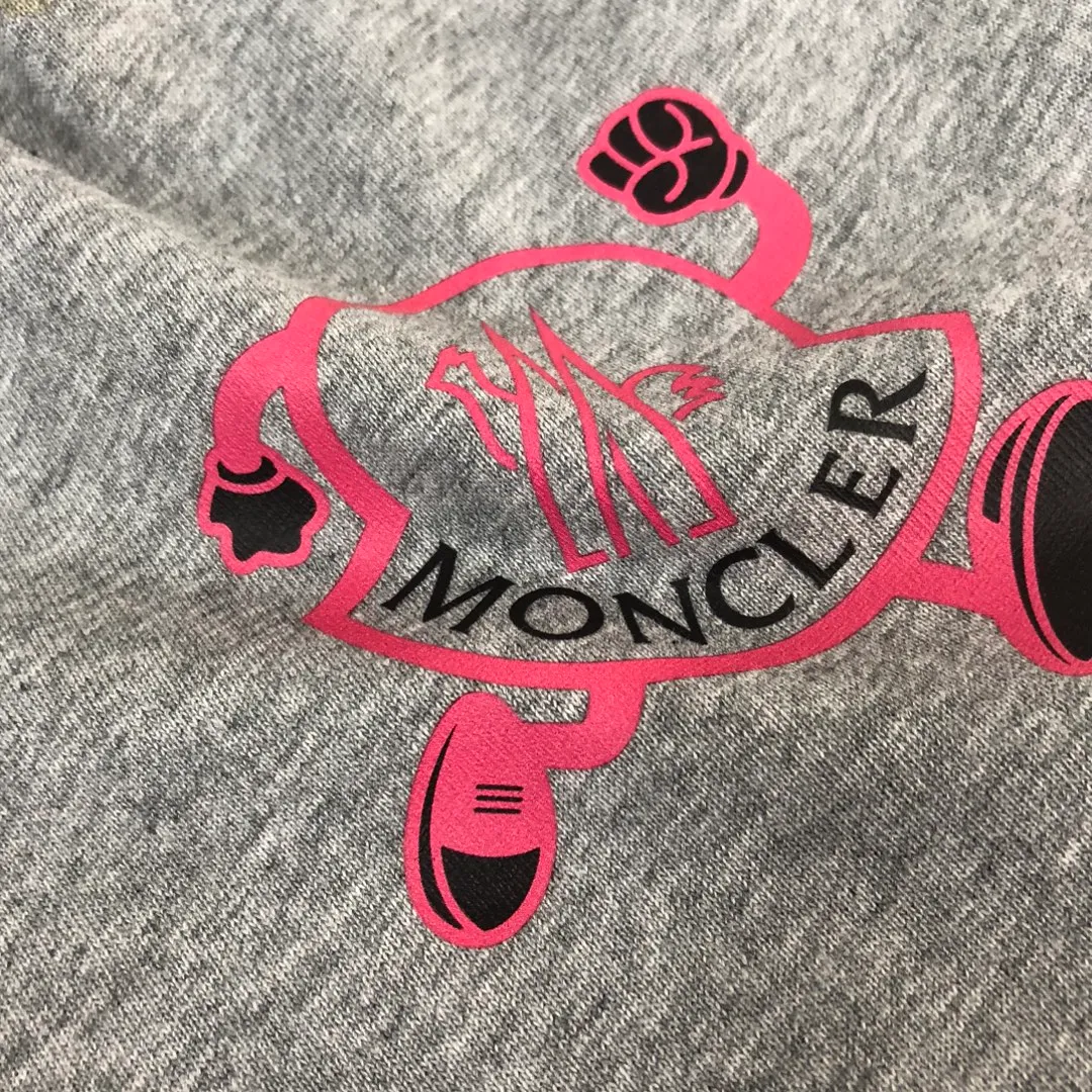 P160 🔥MONCLER The latest short-sleeved T-shirt for couples ~ Featured brand print design ~ The fabric upper body is comfortable and breathable, not stiff, slim cut, made of high-end custom-made pure cotton fabric! The upper body is comfortable and stylish, and it can be worn alone as an inner layer. It is a must-have for fashionistas! ! ! Color: black, white, gray Size: S～XL (loose version, please state your height and weight when placing an order)