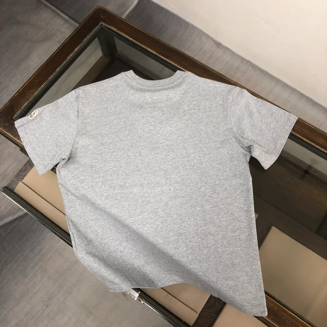 P160 🔥MONCLER The latest short-sleeved T-shirt for couples ~ Featured brand print design ~ The fabric upper body is comfortable and breathable, not stiff, slim cut, made of high-end custom-made pure cotton fabric! The upper body is comfortable and stylish, and it can be worn alone as an inner layer. It is a must-have for fashionistas! ! ! Color: black, white, gray Size: S～XL (loose version, please state your height and weight when placing an order)
