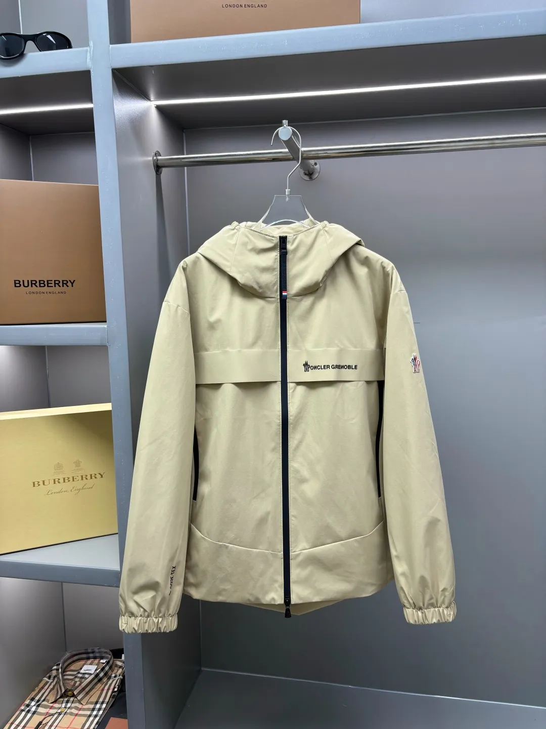 P720 Moncler functional hooded outdoor thin cotton jacket. Hong Kong trading company channel order, high-end OEM factory shipment. It was only after buying it from Italy's top luxury brand Mon.. e that I realized how high-end it is! Dare to compete with any brand of jacket on the market, this is the pinnacle! Impeccable quality presented to perfection. It's full and thick, but it's light and comfortable to wear, making it extremely comfortable and stress-free. It also ensures its warmth and cold resistance! Customized and functional splash-proof fabrics for customers, rich in luster, soft in color, crisp and stylish. Stand collar hooded, from design to fabric to functionality, all reflect the brand's unique vision and intention, regardless of cost, just to present good clothes to those who know how to appreciate them. Three-dimensional tailoring does not look bulky, creating a neat and capable temperament. Wear elegance in a simple way, especially in the cold winter, let the clothes with artisan details breathe. The royal and aristocratic styles follow you as if they were tailor-made, and the original hardware is customized for customers. Size: 48, 50, 52, 54, 56