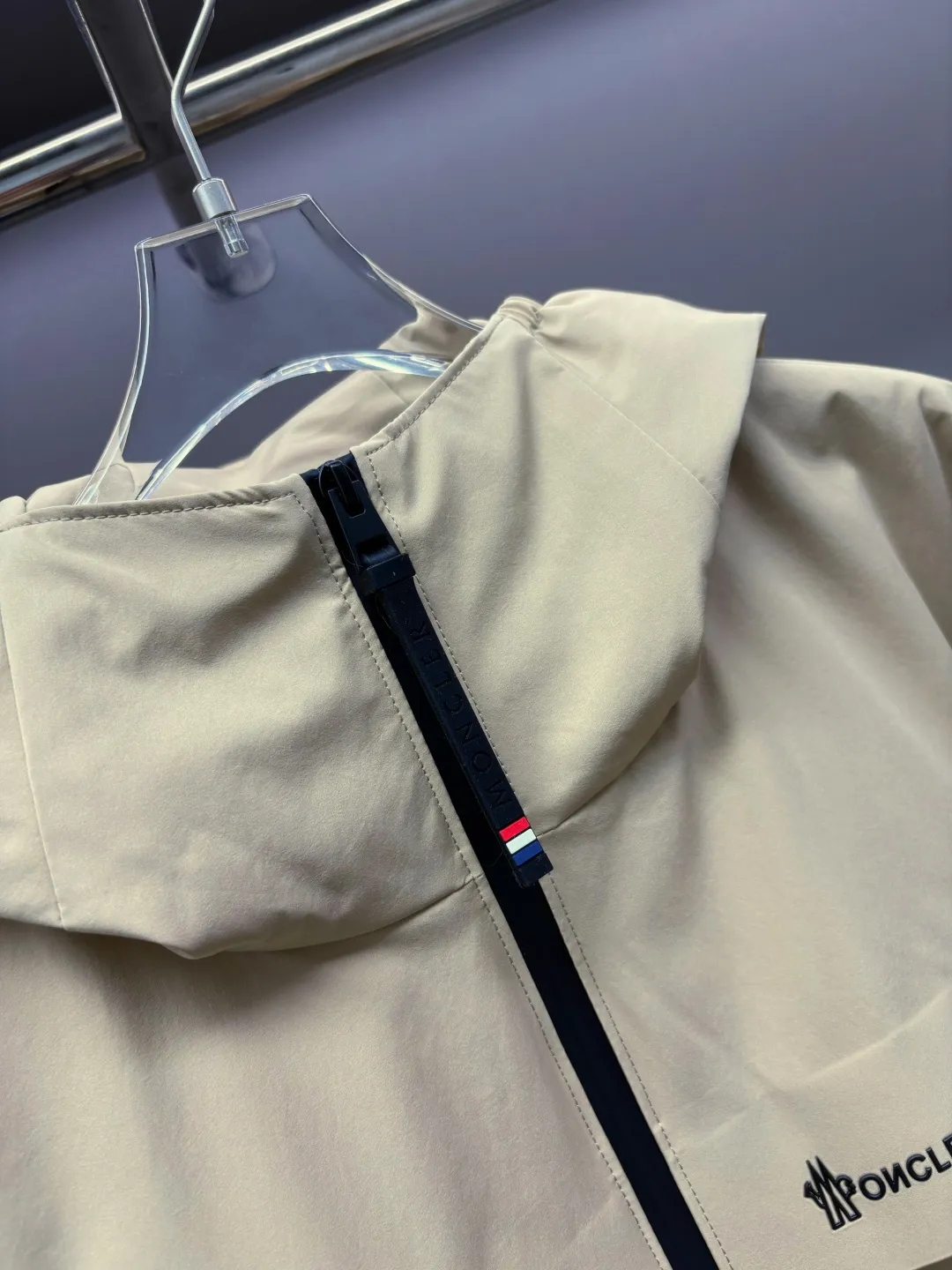 P720 Moncler functional hooded outdoor thin cotton jacket. Hong Kong trading company channel order, high-end OEM factory shipment. It was only after buying it from Italy's top luxury brand Mon.. e that I realized how high-end it is! Dare to compete with any brand of jacket on the market, this is the pinnacle! Impeccable quality presented to perfection. It's full and thick, but it's light and comfortable to wear, making it extremely comfortable and stress-free. It also ensures its warmth and cold resistance! Customized and functional splash-proof fabrics for customers, rich in luster, soft in color, crisp and stylish. Stand collar hooded, from design to fabric to functionality, all reflect the brand's unique vision and intention, regardless of cost, just to present good clothes to those who know how to appreciate them. Three-dimensional tailoring does not look bulky, creating a neat and capable temperament. Wear elegance in a simple way, especially in the cold winter, let the clothes with artisan details breathe. The royal and aristocratic styles follow you as if they were tailor-made, and the original hardware is customized for customers. Size: 48, 50, 52, 54, 56