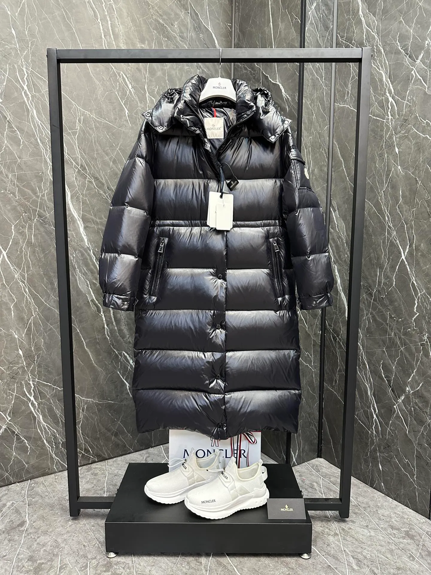 P800 Special Down ⬆️Moncler Cavettaz Long Women's Down Jacket Jacket. 480g duck down filling ❗️❗️❗️A walking duvet. Kill all low-end duck down shriveled versions. High-end exclusive. Dedicated to high-demand fairies with obsessive-compulsive disorder. The Cavettaz women's long down jacket is made of iconic nylon laqué fabric and is designed to cope with various environments.  The Cavettaz down jacket features a classic shape and checkered quilting for a simple yet distinct aesthetic. This long piece is made from nylon laqué fabric, giving it the instantly recognizable signature of the brand. Details Made of nylon laqué Nylon laqué lining Filled with down Removable hood Zipper and snap closure Zippered pockets Adjustable cuffs Elastic waist and hem Size: 1234 Black White 123 Fairy