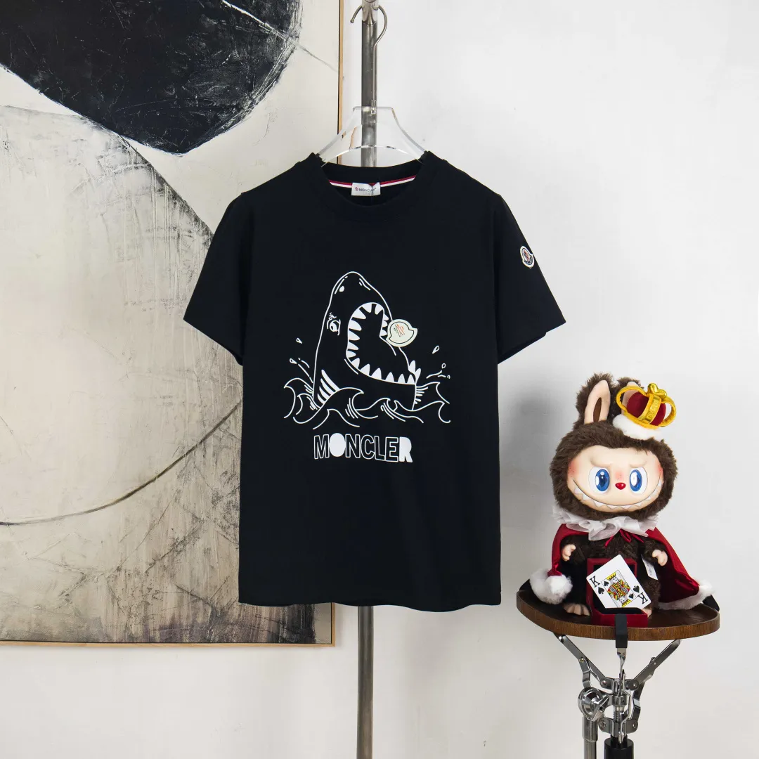 P190 💰 zp version [exclusive supply] MONCLER/muzzled 300g round neck short-sleeved T-shirt brand classic shark🦈 letter LOGO embossed technology official synchronization high version high quality fashion personality versatile trend pure original quality original fabric hangtag collar label washed wheat three standard complete color: black. white. Size: S M L XL XXL No.: WS10023