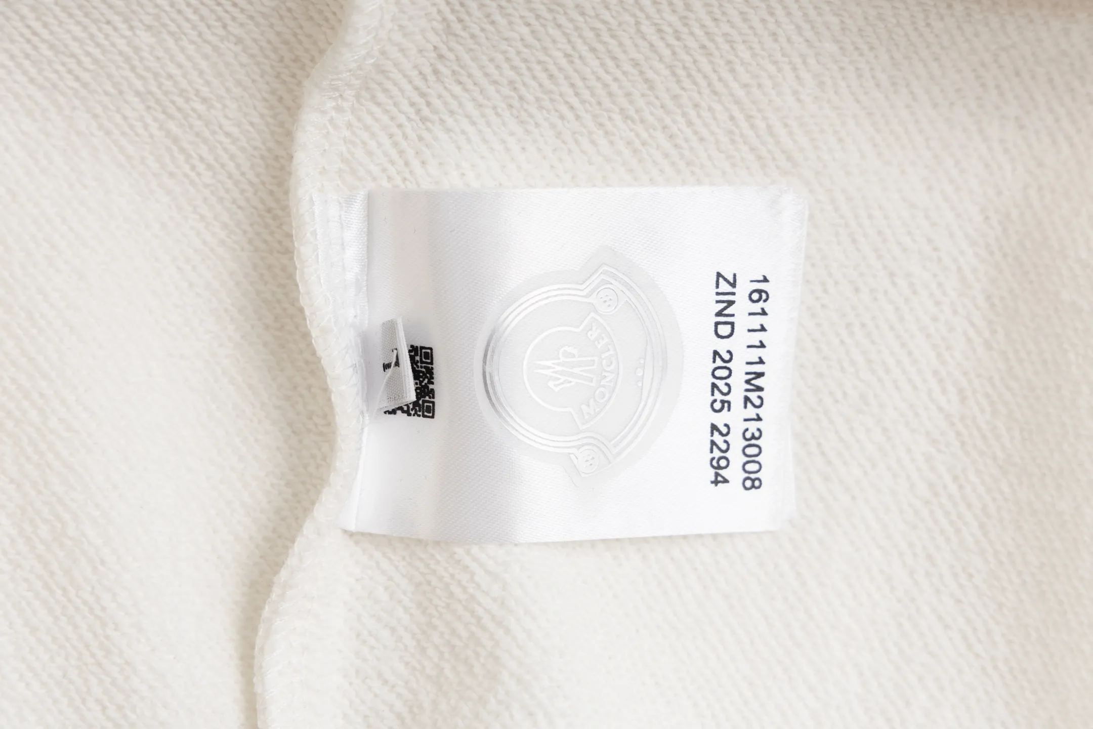 P230 model number SL334 MONCLER masked letter logo embroidered round neck sweatshirt. The fabric is made of 400g terry terry with a high weight of 95 cotton 5 hydrogen fiber 1×1 double yarn. It will not deform after washing for a lifetime. The same style for men and women. Official website details are the same. Full set of packaging. Complete three standards. Moisture-proof paper. Distinguish market currency. Feel free to compare OS version. Can wear up to 200 pounds. The upper body is comfortable and stylish. Color: black and white. Size: S-XL