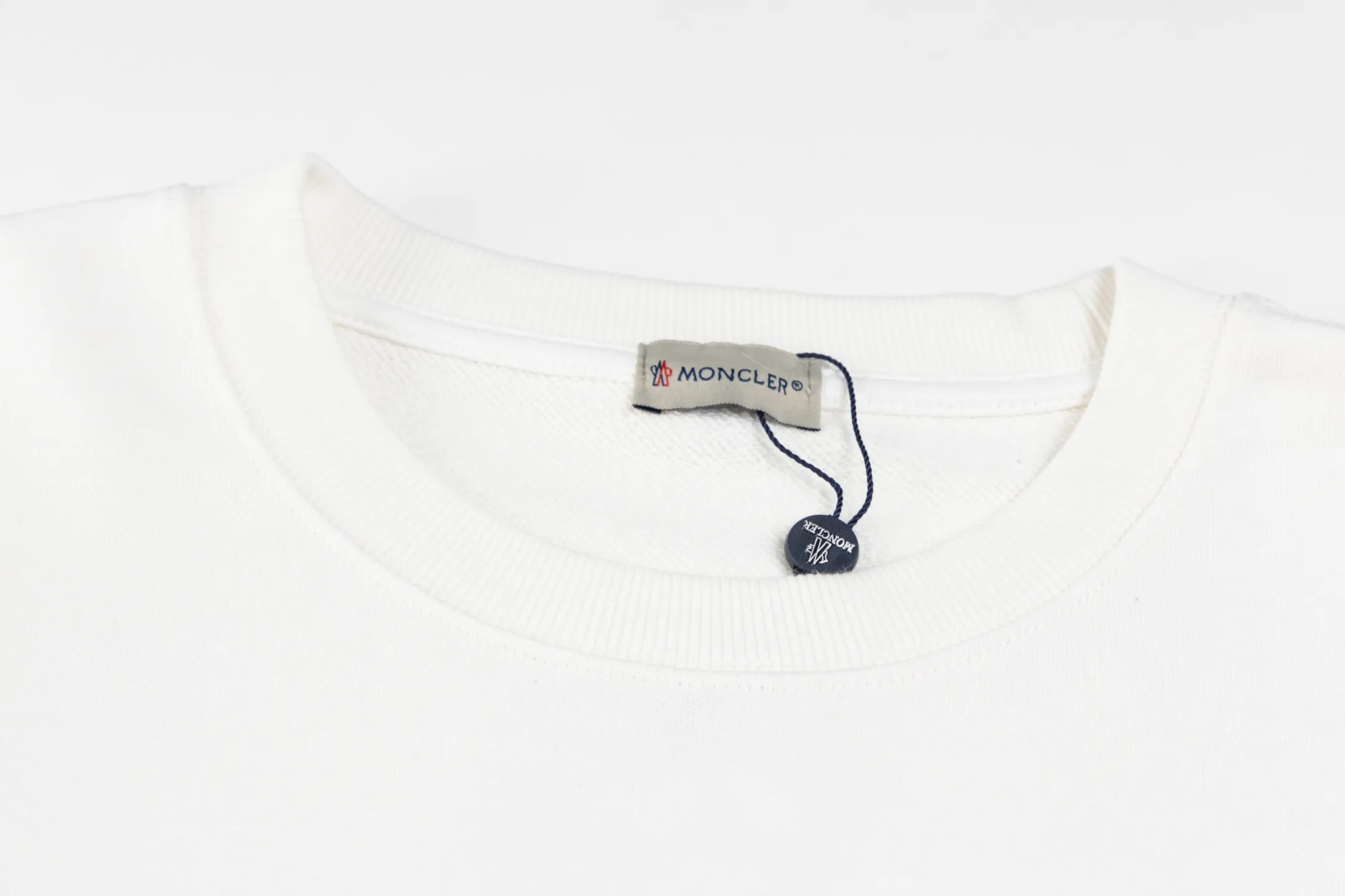 P230 model number SL334 MONCLER masked letter logo embroidered round neck sweatshirt. The fabric is made of 400g terry terry with a high weight of 95 cotton 5 hydrogen fiber 1×1 double yarn. It will not deform after washing for a lifetime. The same style for men and women. Official website details are the same. Full set of packaging. Complete three standards. Moisture-proof paper. Distinguish market currency. Feel free to compare OS version. Can wear up to 200 pounds. The upper body is comfortable and stylish. Color: black and white. Size: S-XL
