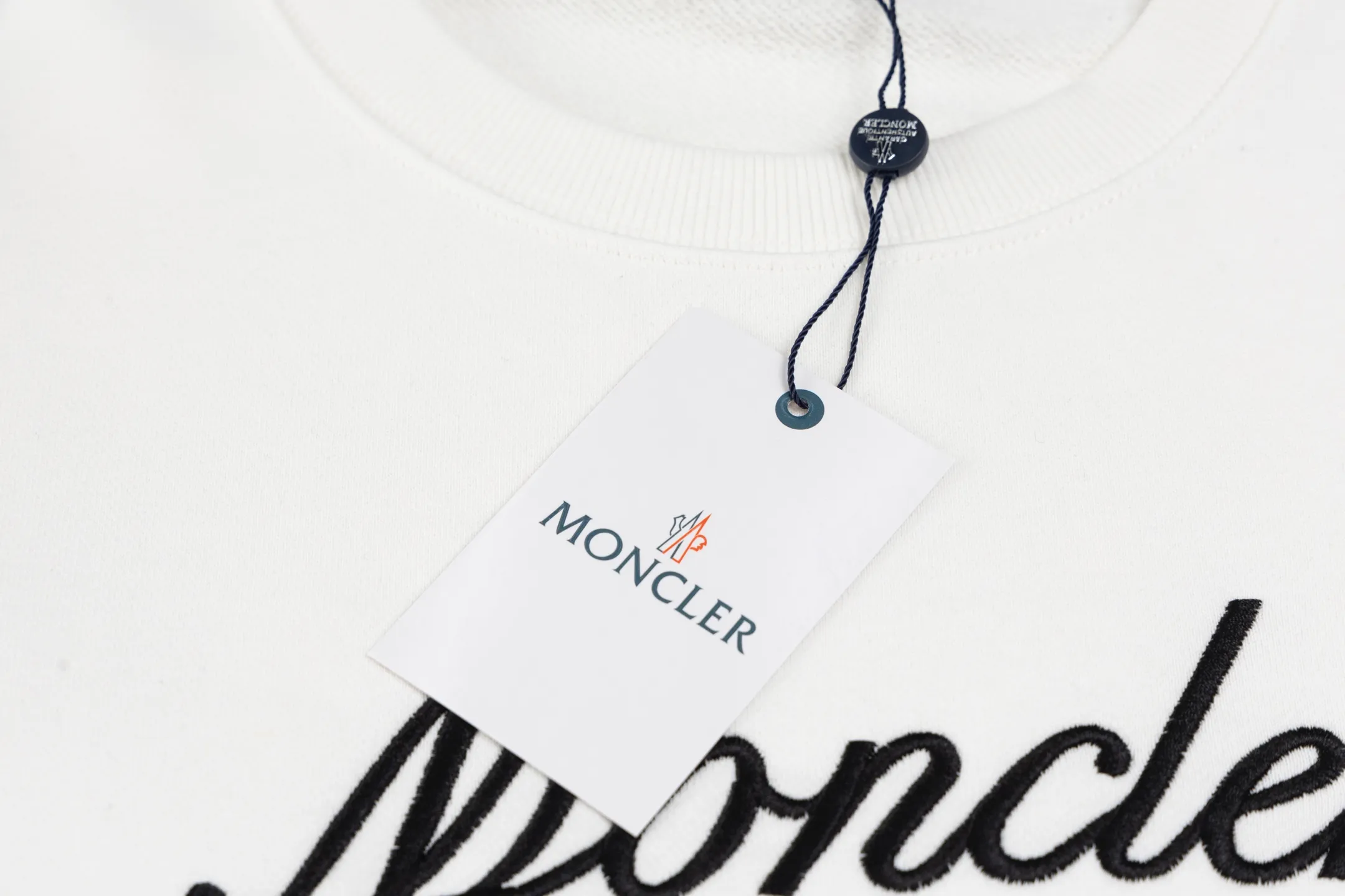 P230 model number SL334 MONCLER masked letter logo embroidered round neck sweatshirt. The fabric is made of 400g terry terry with a high weight of 95 cotton 5 hydrogen fiber 1×1 double yarn. It will not deform after washing for a lifetime. The same style for men and women. Official website details are the same. Full set of packaging. Complete three standards. Moisture-proof paper. Distinguish market currency. Feel free to compare OS version. Can wear up to 200 pounds. The upper body is comfortable and stylish. Color: black and white. Size: S-XL