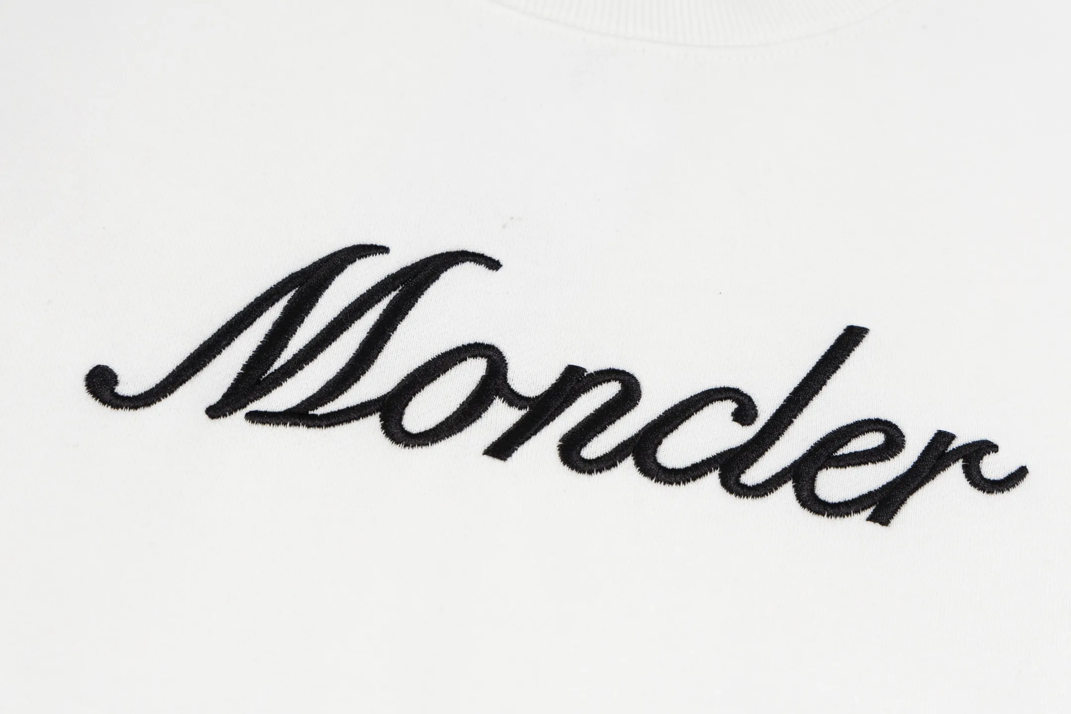 P230 model number SL334 MONCLER masked letter logo embroidered round neck sweatshirt. The fabric is made of 400g terry terry with a high weight of 95 cotton 5 hydrogen fiber 1×1 double yarn. It will not deform after washing for a lifetime. The same style for men and women. Official website details are the same. Full set of packaging. Complete three standards. Moisture-proof paper. Distinguish market currency. Feel free to compare OS version. Can wear up to 200 pounds. The upper body is comfortable and stylish. Color: black and white. Size: S-XL