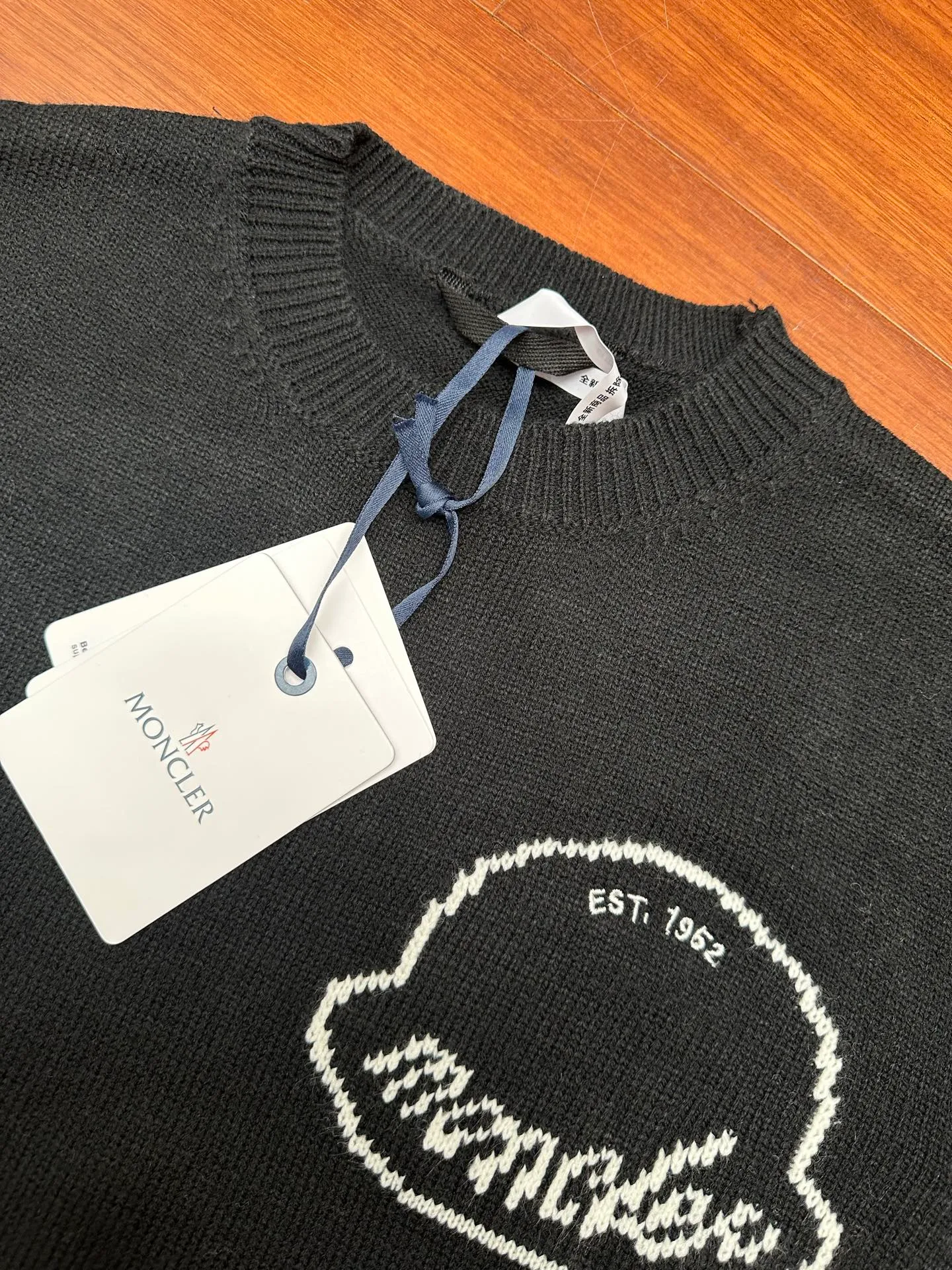 P450 💰MONCLER embroidered logo round neck long-sleeved sweater, genuine product purchased and developed by 3773, 35% wool double-ply blended wool, using Japanese imported loom (silver flute) seven needles, wool enzyme washing, wool jacquard, customized 1:1 chapter, customized 1:1 trademark, fitted version size: S M L XL