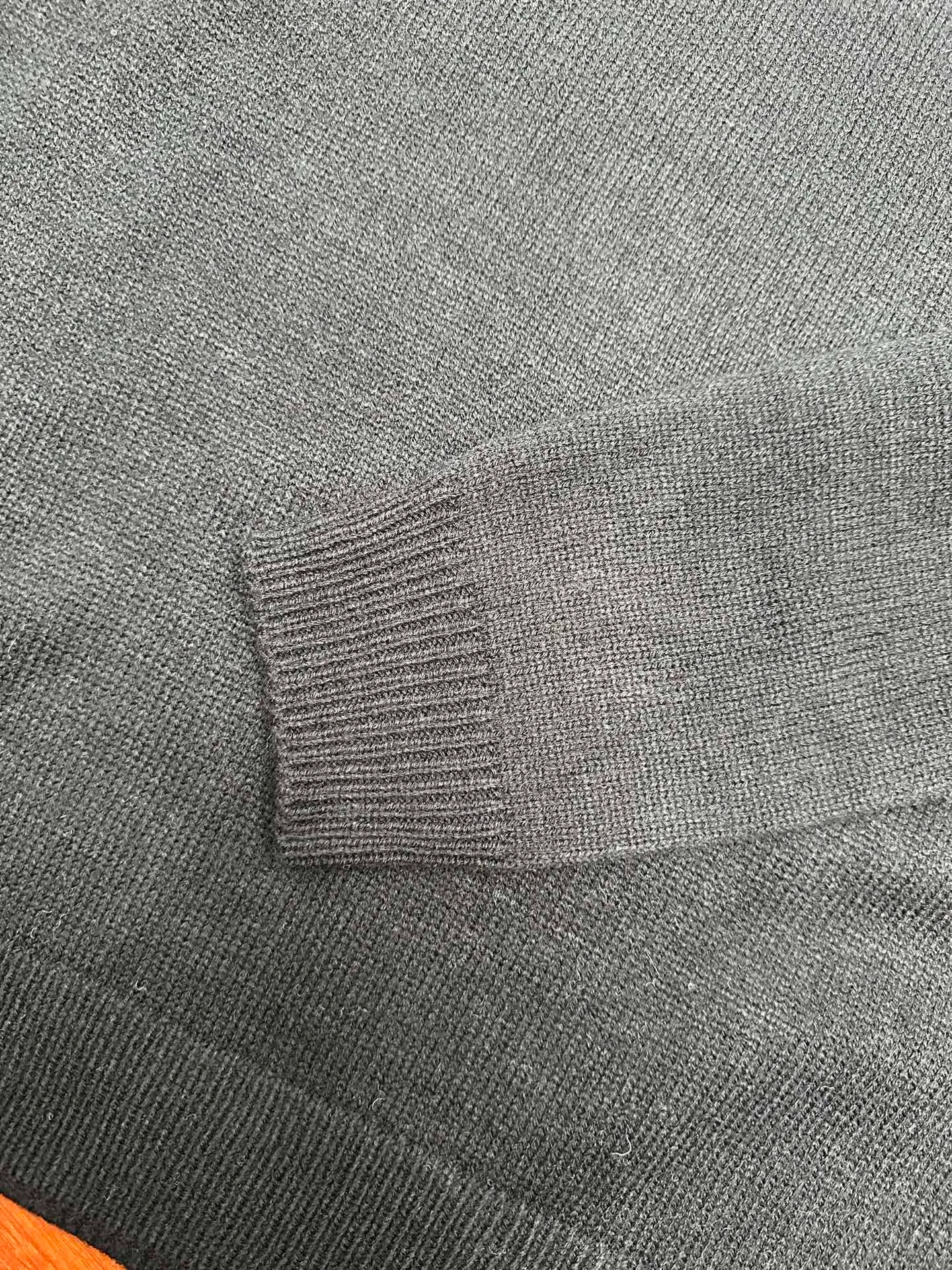 P450 💰MONCLER embroidered logo round neck long-sleeved sweater, genuine product purchased and developed by 3773, 35% wool double-ply blended wool, using Japanese imported loom (silver flute) seven needles, wool enzyme washing, wool jacquard, customized 1:1 chapter, customized 1:1 trademark, fitted version size: S M L XL
