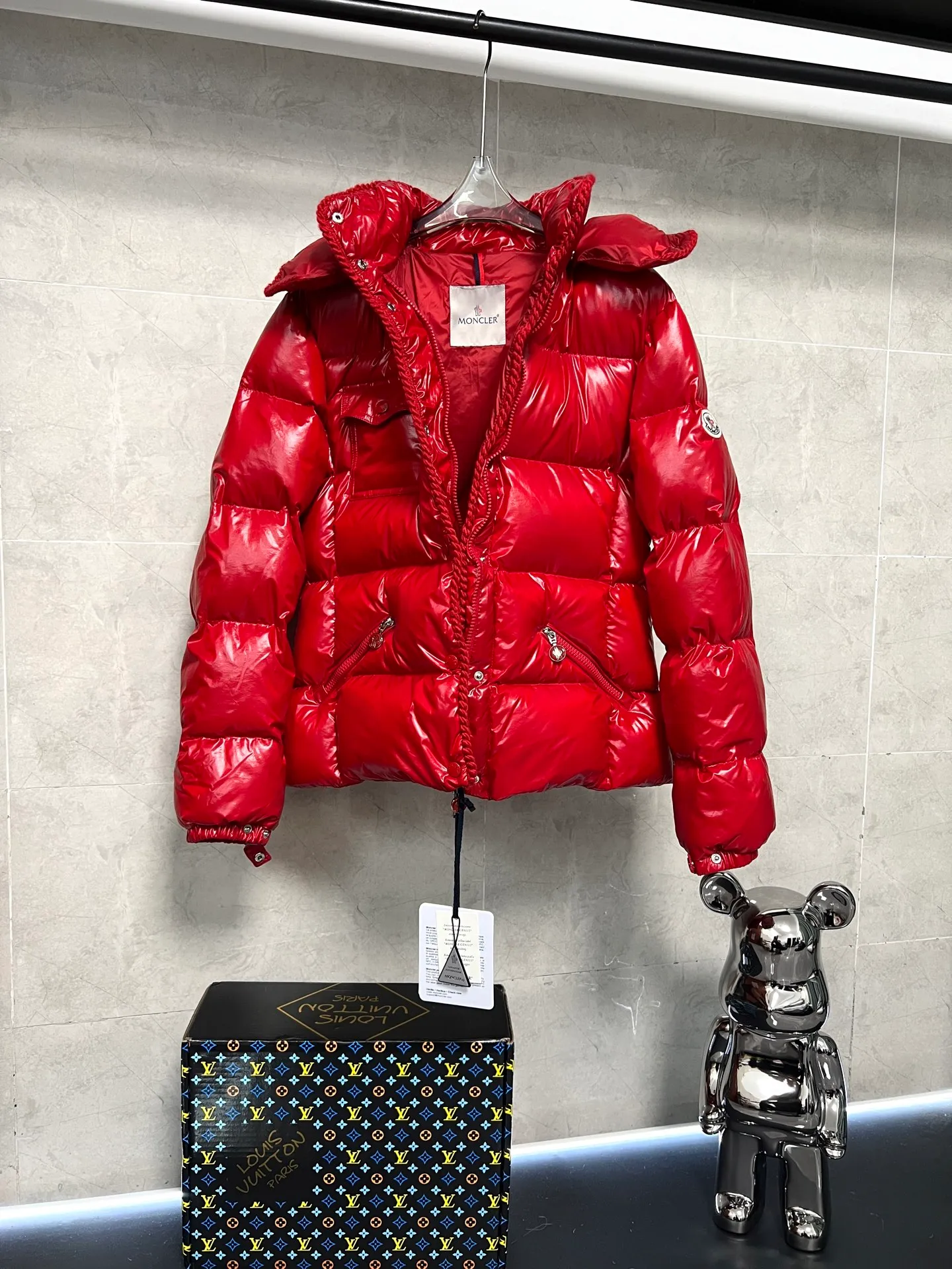 P900 Moncler Mouth GLAREINS Small Waist Hooded Floral Trimmed Small Waist Small Pocket Down Jacket The upgraded version of the small waist UP!! It is still a super slim waist style, with no-wash imitation wax leather fabric, and the brim collar and placket are matched with the same color twist braid design, which is full of elegance and suitable for various exquisite styles. A full set of hardware accessories, customized color matching snap buttons and sliders, 90 velvet filling. White Moonlight among the hottest items! Color: Black White Blue Red Size: 0123