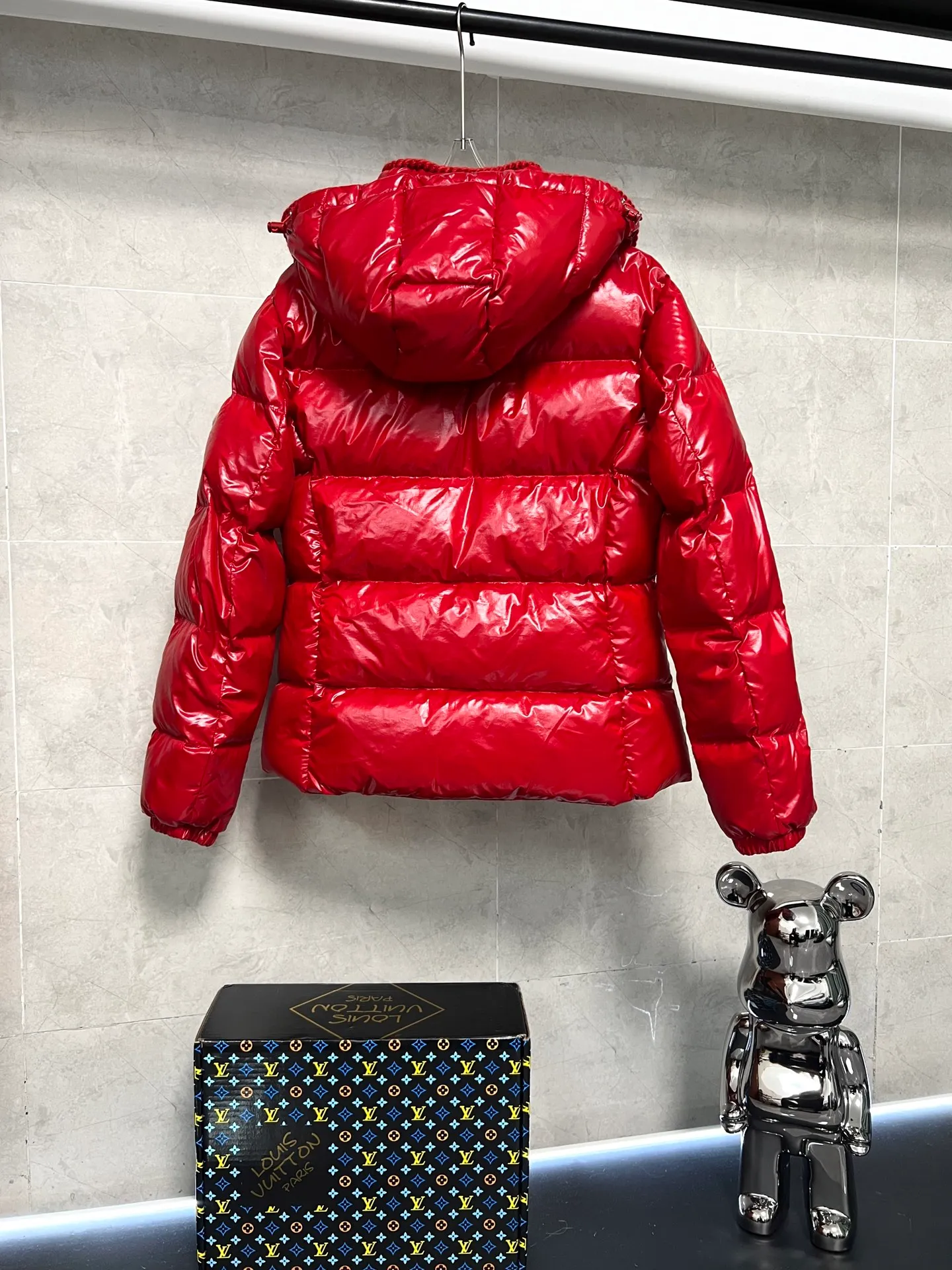 P900 Moncler Mouth GLAREINS Small Waist Hooded Floral Trimmed Small Waist Small Pocket Down Jacket The upgraded version of the small waist UP!! It is still a super slim waist style, with no-wash imitation wax leather fabric, and the brim collar and placket are matched with the same color twist braid design, which is full of elegance and suitable for various exquisite styles. A full set of hardware accessories, customized color matching snap buttons and sliders, 90 velvet filling. White Moonlight among the hottest items! Color: Black White Blue Red Size: 0123