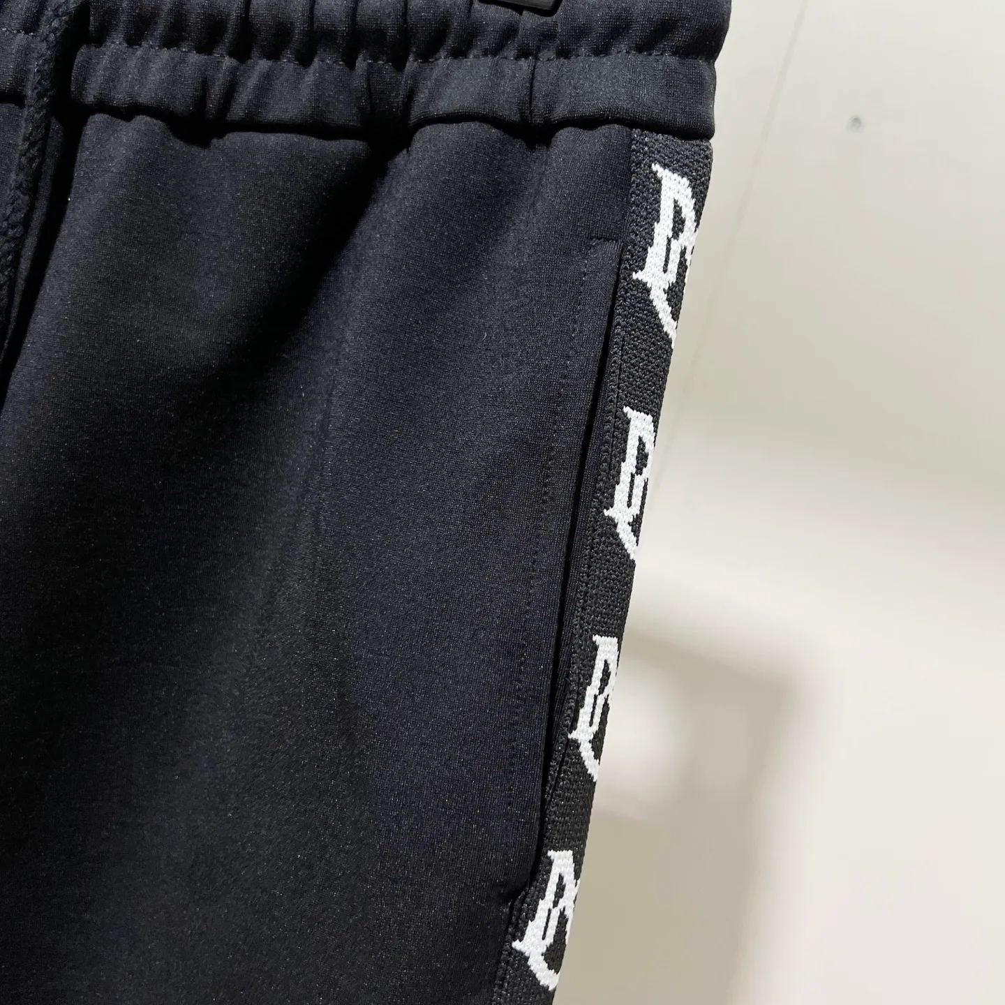 P230 MONCLER/muzzle custom fabric suit casual sweatpants, color-blocking design embroidery🪡 micro-label LOGO hand sleeve webbing technology, official synchronization, high version, high quality, fashionable personality, versatile trend, pure original quality, original fabric, tag, collar label, washed wheat, complete three standards, color: black and white, black green, black yellow. Size: S-2XL