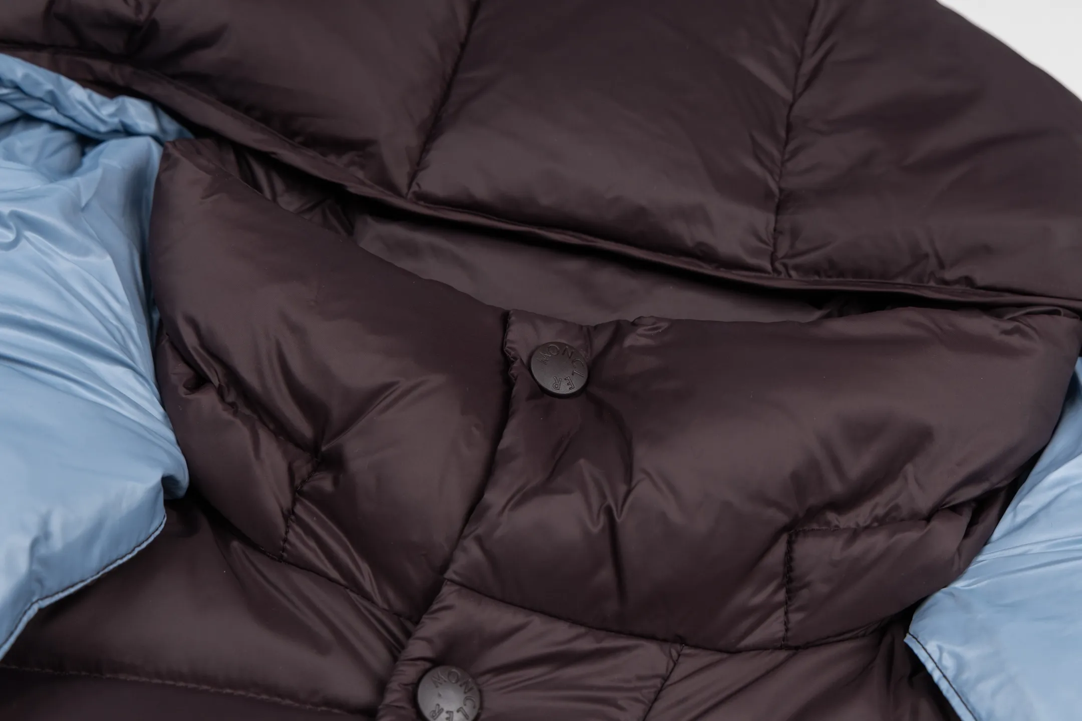 P840 model number Y181 Moncler Cyclone-Moncler 24 new style detachable sleeves two-in-one down jacket The fabric is made of nylon resin fabric, which is windproof and cold-proof in winter. The inner filling is made of 90 goose down, and the down filling is as high as 400g. The upper body is extremely warm. The clothes use the sleeve and hood removal process, which is complicated and time-consuming. It can be used as a vest when it is removed and can be worn multiple times. It has custom-made small letter buttons with a mask and a hardware logo slider. It is made from the original version of the authentic counter. It has three complete standards and the original version. It is a popular down jacket that has been in the market for 24 years. You can buy it with confidence. Color: Black red/black green Size: 1 2 3 4