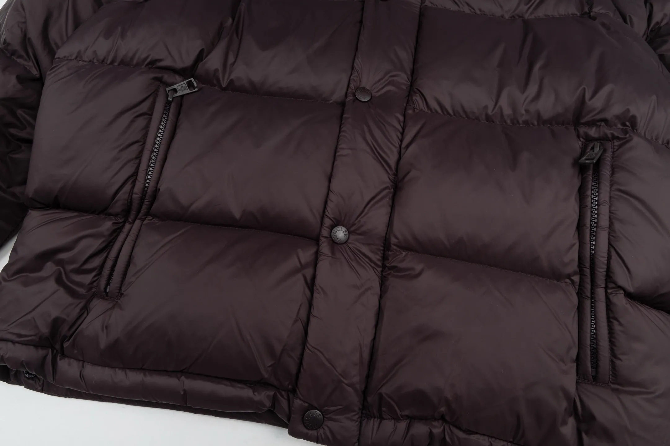 P840 model number Y181 Moncler Cyclone-Moncler 24 new style detachable sleeves two-in-one down jacket The fabric is made of nylon resin fabric, which is windproof and cold-proof in winter. The inner filling is made of 90 goose down, and the down filling is as high as 400g. The upper body is extremely warm. The clothes use the sleeve and hood removal process, which is complicated and time-consuming. It can be used as a vest when it is removed and can be worn multiple times. It has custom-made small letter buttons with a mask and a hardware logo slider. It is made from the original version of the authentic counter. It has three complete standards and the original version. It is a popular down jacket that has been in the market for 24 years. You can buy it with confidence. Color: Black red/black green Size: 1 2 3 4