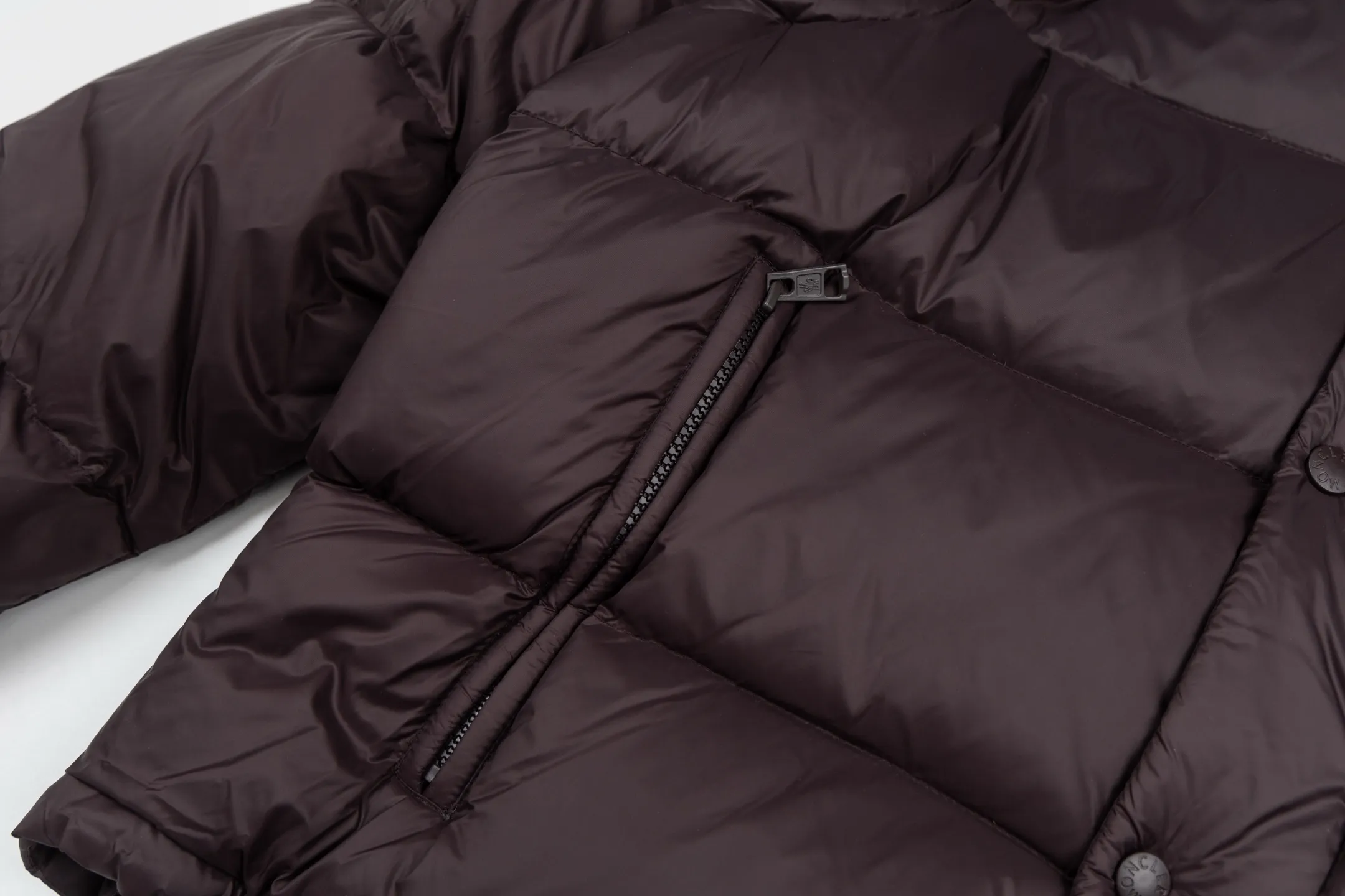 P840 model number Y181 Moncler Cyclone-Moncler 24 new style detachable sleeves two-in-one down jacket The fabric is made of nylon resin fabric, which is windproof and cold-proof in winter. The inner filling is made of 90 goose down, and the down filling is as high as 400g. The upper body is extremely warm. The clothes use the sleeve and hood removal process, which is complicated and time-consuming. It can be used as a vest when it is removed and can be worn multiple times. It has custom-made small letter buttons with a mask and a hardware logo slider. It is made from the original version of the authentic counter. It has three complete standards and the original version. It is a popular down jacket that has been in the market for 24 years. You can buy it with confidence. Color: Black red/black green Size: 1 2 3 4