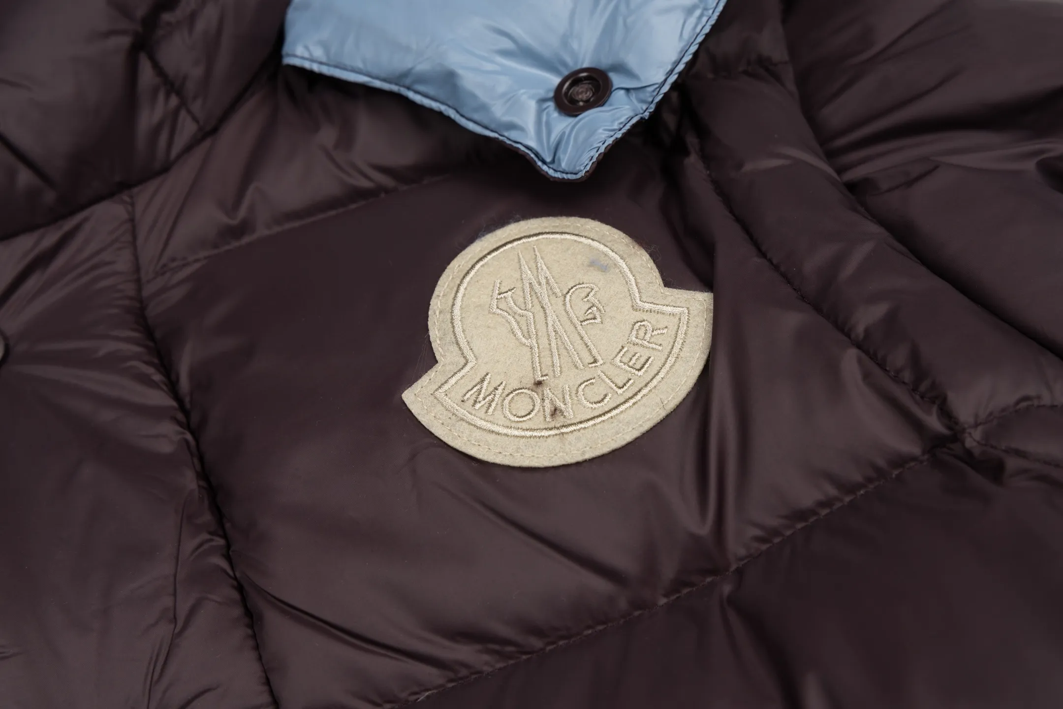 P840 model number Y181 Moncler Cyclone-Moncler 24 new style detachable sleeves two-in-one down jacket The fabric is made of nylon resin fabric, which is windproof and cold-proof in winter. The inner filling is made of 90 goose down, and the down filling is as high as 400g. The upper body is extremely warm. The clothes use the sleeve and hood removal process, which is complicated and time-consuming. It can be used as a vest when it is removed and can be worn multiple times. It has custom-made small letter buttons with a mask and a hardware logo slider. It is made from the original version of the authentic counter. It has three complete standards and the original version. It is a popular down jacket that has been in the market for 24 years. You can buy it with confidence. Color: Black red/black green Size: 1 2 3 4