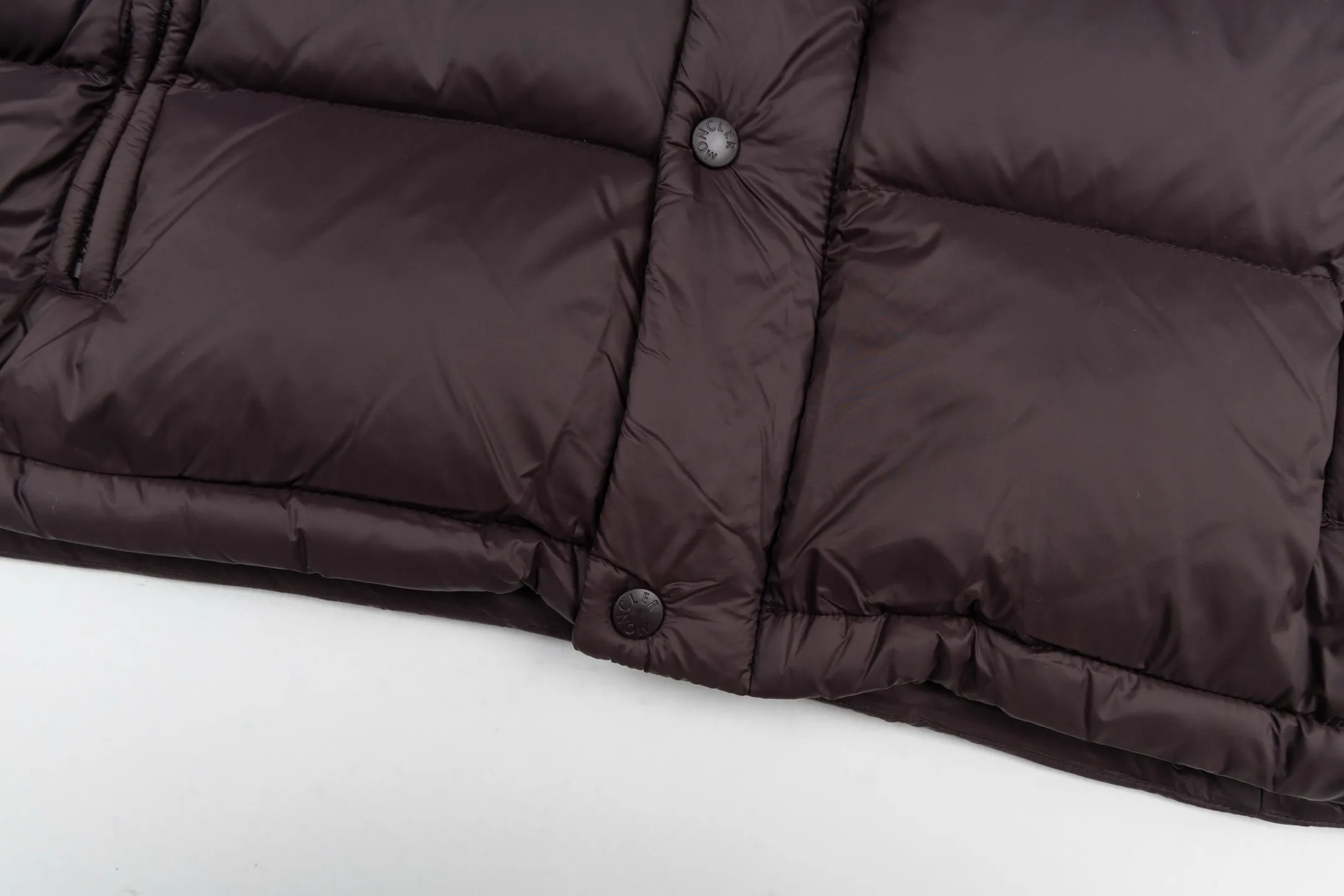 P840 model number Y181 Moncler Cyclone-Moncler 24 new style detachable sleeves two-in-one down jacket The fabric is made of nylon resin fabric, which is windproof and cold-proof in winter. The inner filling is made of 90 goose down, and the down filling is as high as 400g. The upper body is extremely warm. The clothes use the sleeve and hood removal process, which is complicated and time-consuming. It can be used as a vest when it is removed and can be worn multiple times. It has custom-made small letter buttons with a mask and a hardware logo slider. It is made from the original version of the authentic counter. It has three complete standards and the original version. It is a popular down jacket that has been in the market for 24 years. You can buy it with confidence. Color: Black red/black green Size: 1 2 3 4