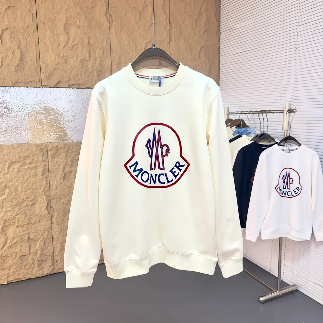 P280 Brand: Mengkou🤳𝐌𝐎𝐍𝐂𝐋𝐄𝐑 Fabric: ☑️Made of 440g double-strand pure cotton terry👕 Fabric: ☑️Thread with 1*1 double yarn thread. 🔜Comes with dyeing in the same tank. Technology: ☑️Using multi-layer color matching 3D three-dimensional silicone technology, 🇧🇫restore the original computer scan and print at a 1:1 ratio. The pattern is clear and concave and convex, a rare high-end product on the market! 🇲🇩All three standards are complete! Size: ☑️S 〰️M 〰️L 〰️XL 〰️XXL