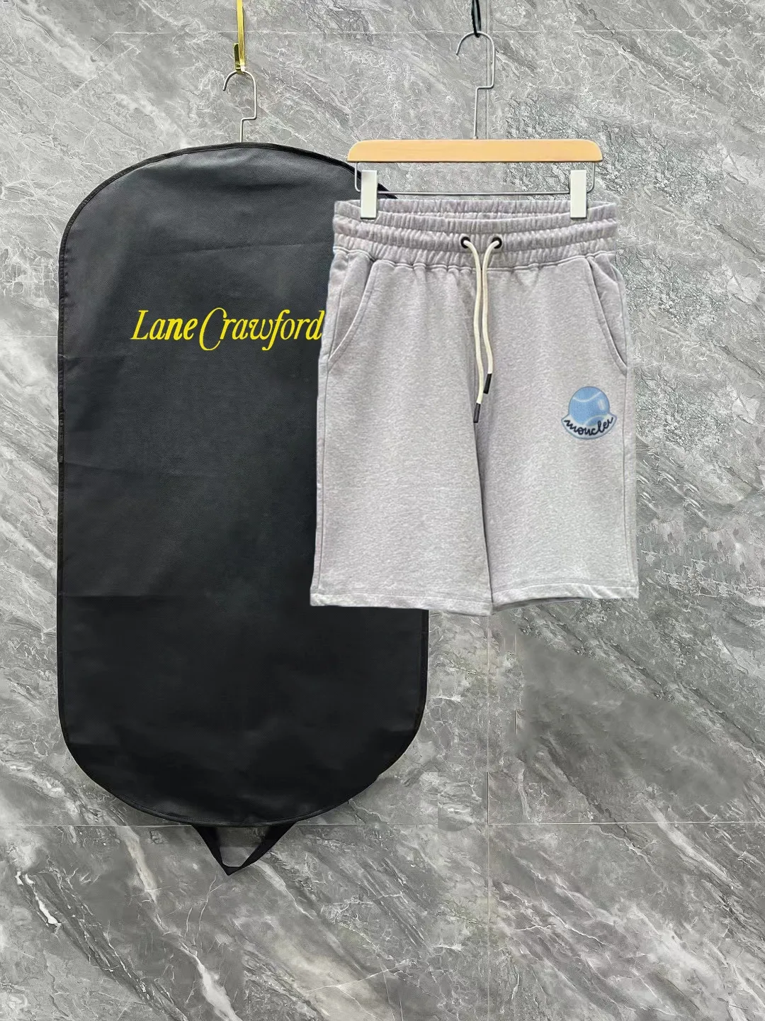 💰230 ✨MONCLER Meng Mouth SS spring and summer show style. Slim-fitting lines with exquisite logo and simple logo shorts. Domestic OEM exports. Supply top brand fabrics. 360g weight. Compatible with all body shapes. Black and white drawstring design on waist elastic band. Customized drawstring pockets with diagonal pocket design on both sides. There is also a small pocket at the rear. Color: black gray. Size S-XL