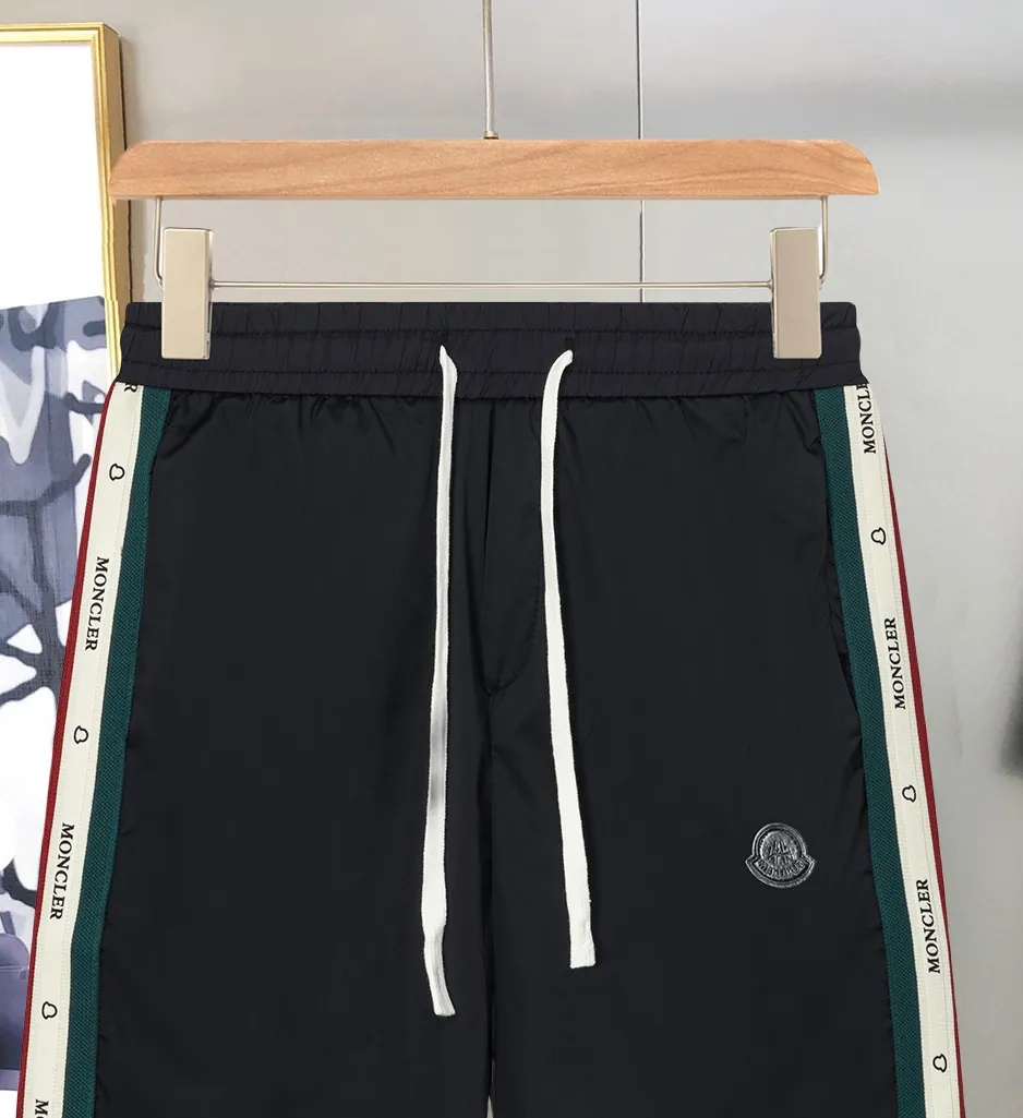 P190 Moncler/Moncler 2025 new fashion casual shorts, the most fashionable and latest logo decorated versatile casual shorts! The 25-year-old limited-edition trousers are a must-have item for all trendy men, and are a very popular style. A classic, luxurious and charming model, with super good looks and great matching effect. This is an exquisite and fashionable item! The absolute signature product is also the most worth buying. Versatile fashionable temperament, with high-street and personalized effects, full of attractions. Whether it is from the overall design of the pants body or the smallest details, you can feel the ultra-high standard of this style. The grade is very extraordinary and it is in line with the current trend aesthetic. The upper body is youthful and energetic, showing off your own taste and style. It is perfect. Made of top-grade polyester fiber cotton fabric, the overall touch is extremely comfortable and the skin-friendly effect is high-grade. This item is destined to be worn on the high street and perfectly meets the needs of various wearing occasions. Size: L～4XL