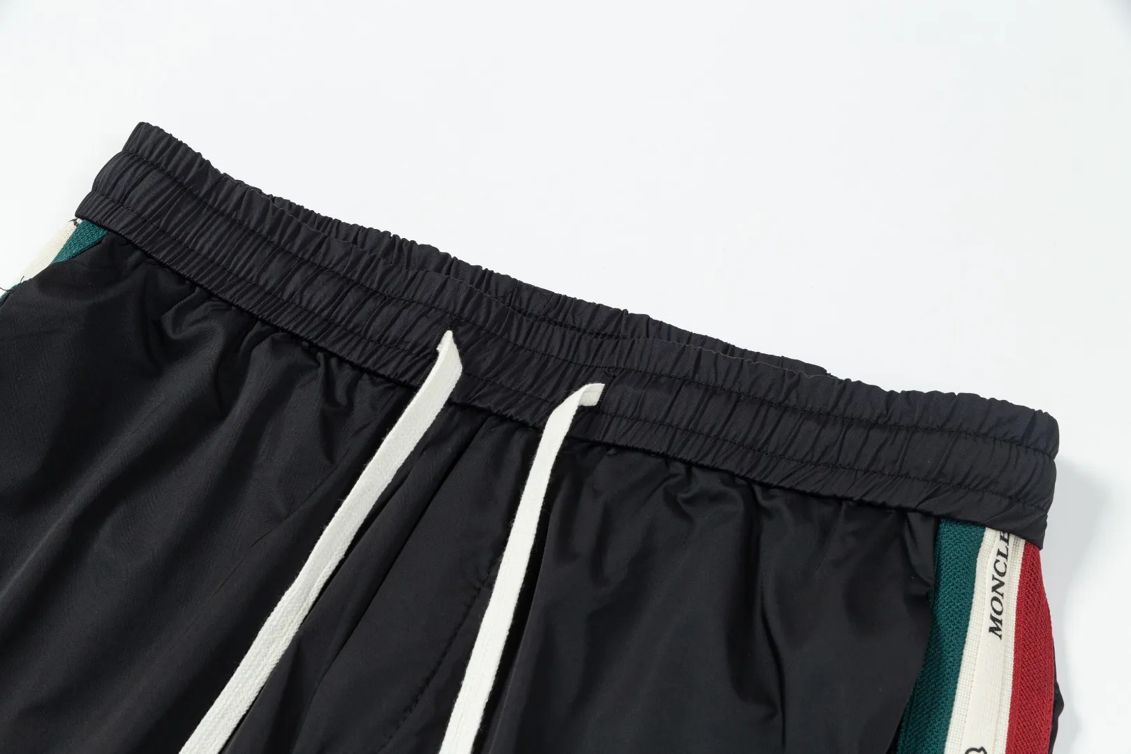 P190 Moncler/Moncler 2025 new fashion casual shorts, the most fashionable and latest logo decorated versatile casual shorts! The 25-year-old limited-edition trousers are a must-have item for all trendy men, and are a very popular style. A classic, luxurious and charming model, with super good looks and great matching effect. This is an exquisite and fashionable item! The absolute signature product is also the most worth buying. Versatile fashionable temperament, with high-street and personalized effects, full of attractions. Whether it is from the overall design of the pants body or the smallest details, you can feel the ultra-high standard of this style. The grade is very extraordinary and it is in line with the current trend aesthetic. The upper body is youthful and energetic, showing off your own taste and style. It is perfect. Made of top-grade polyester fiber cotton fabric, the overall touch is extremely comfortable and the skin-friendly effect is high-grade. This item is destined to be worn on the high street and perfectly meets the needs of various wearing occasions. Size: L～4XL