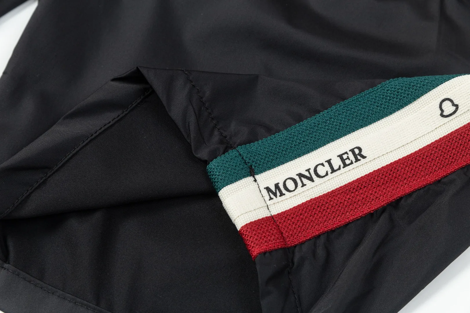 P190 Moncler/Moncler 2025 new fashion casual shorts, the most fashionable and latest logo decorated versatile casual shorts! The 25-year-old limited-edition trousers are a must-have item for all trendy men, and are a very popular style. A classic, luxurious and charming model, with super good looks and great matching effect. This is an exquisite and fashionable item! The absolute signature product is also the most worth buying. Versatile fashionable temperament, with high-street and personalized effects, full of attractions. Whether it is from the overall design of the pants body or the smallest details, you can feel the ultra-high standard of this style. The grade is very extraordinary and it is in line with the current trend aesthetic. The upper body is youthful and energetic, showing off your own taste and style. It is perfect. Made of top-grade polyester fiber cotton fabric, the overall touch is extremely comfortable and the skin-friendly effect is high-grade. This item is destined to be worn on the high street and perfectly meets the needs of various wearing occasions. Size: L～4XL