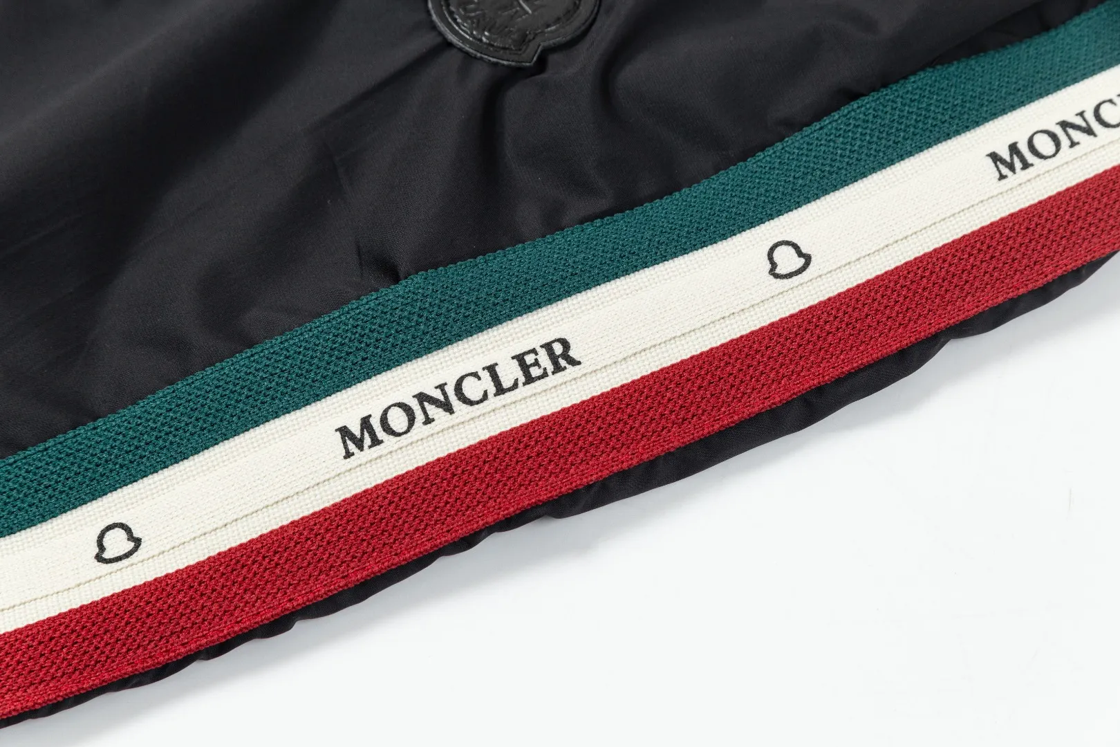 P190 Moncler/Moncler 2025 new fashion casual shorts, the most fashionable and latest logo decorated versatile casual shorts! The 25-year-old limited-edition trousers are a must-have item for all trendy men, and are a very popular style. A classic, luxurious and charming model, with super good looks and great matching effect. This is an exquisite and fashionable item! The absolute signature product is also the most worth buying. Versatile fashionable temperament, with high-street and personalized effects, full of attractions. Whether it is from the overall design of the pants body or the smallest details, you can feel the ultra-high standard of this style. The grade is very extraordinary and it is in line with the current trend aesthetic. The upper body is youthful and energetic, showing off your own taste and style. It is perfect. Made of top-grade polyester fiber cotton fabric, the overall touch is extremely comfortable and the skin-friendly effect is high-grade. This item is destined to be worn on the high street and perfectly meets the needs of various wearing occasions. Size: L～4XL