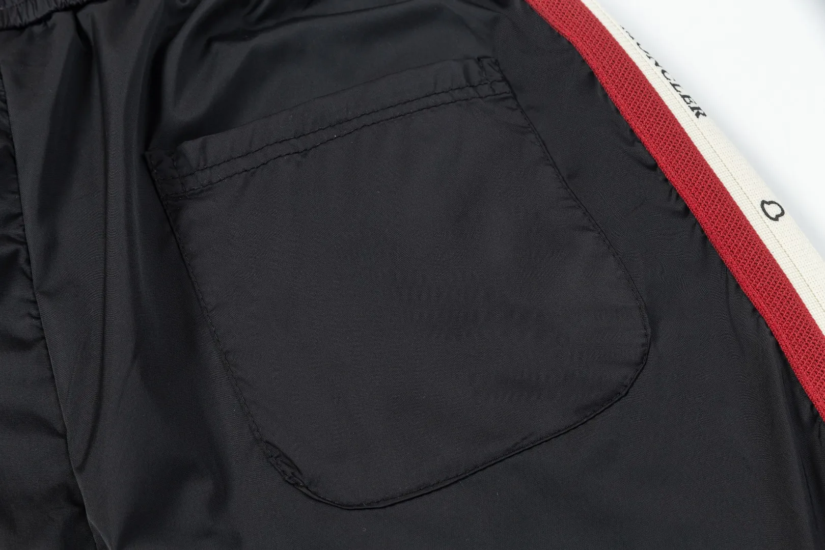 P190 Moncler/Moncler 2025 new fashion casual shorts, the most fashionable and latest logo decorated versatile casual shorts! The 25-year-old limited-edition trousers are a must-have item for all trendy men, and are a very popular style. A classic, luxurious and charming model, with super good looks and great matching effect. This is an exquisite and fashionable item! The absolute signature product is also the most worth buying. Versatile fashionable temperament, with high-street and personalized effects, full of attractions. Whether it is from the overall design of the pants body or the smallest details, you can feel the ultra-high standard of this style. The grade is very extraordinary and it is in line with the current trend aesthetic. The upper body is youthful and energetic, showing off your own taste and style. It is perfect. Made of top-grade polyester fiber cotton fabric, the overall touch is extremely comfortable and the skin-friendly effect is high-grade. This item is destined to be worn on the high street and perfectly meets the needs of various wearing occasions. Size: L～4XL