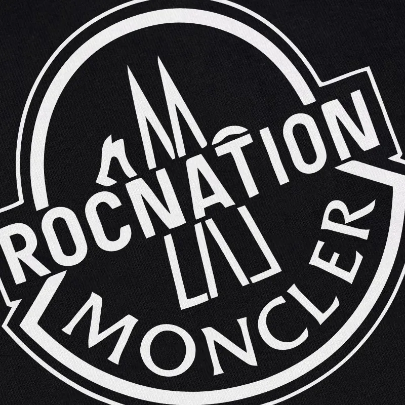 P240 Recommend the most popular Moncler masked 380g printed terry crew neck sweatshirt. Breathable pure cotton fabric. The texture is very soft and comfortable. No shrinkage, no deformation, no pilling). Original customized accessories. Collar label. Wash mark. Hang tag. Packaging (perfect details). Color: White. Black. Size: XS S M L.