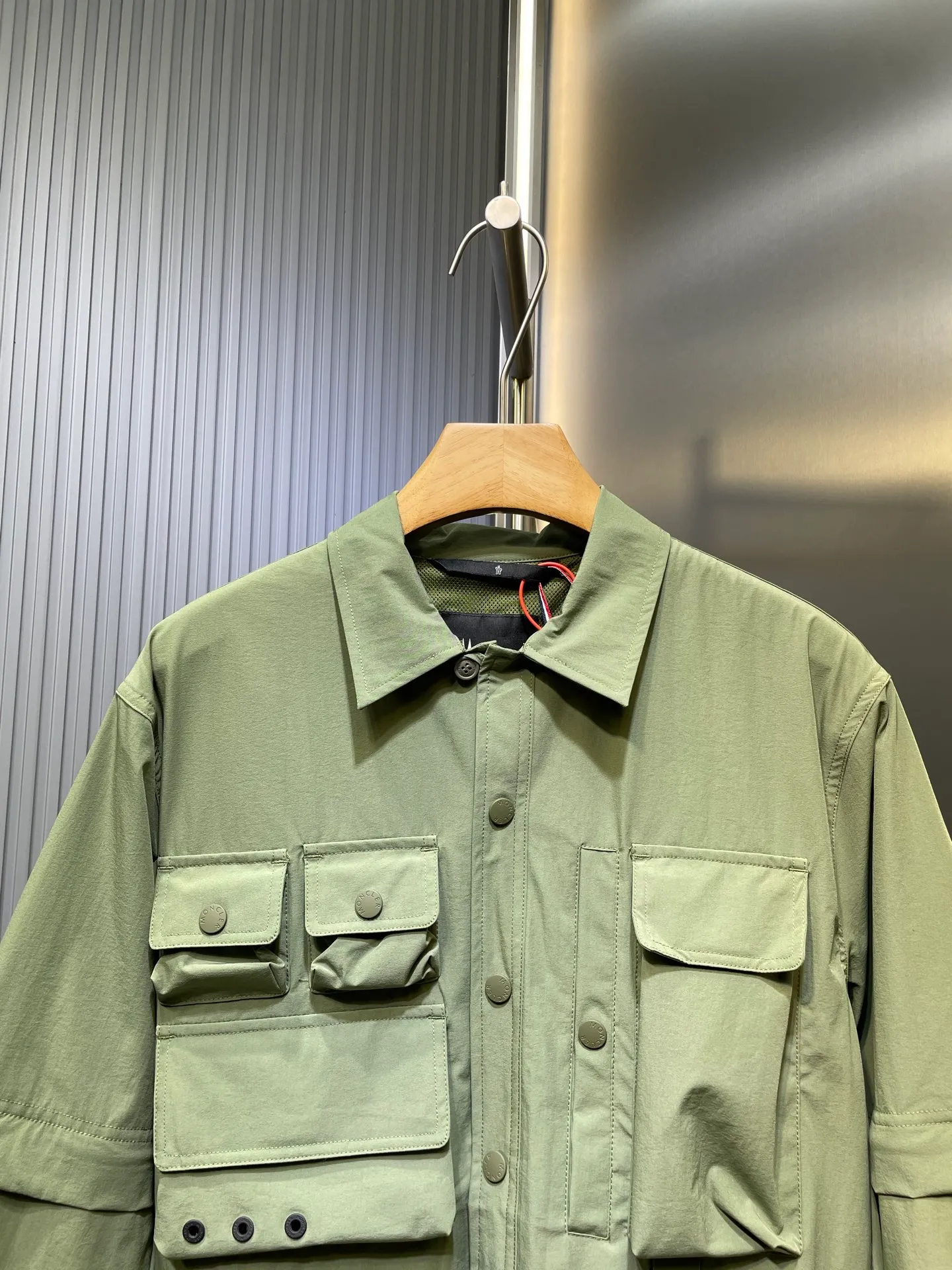 P640 Moncler Grenoble 🌟 Functional outdoor jacket Custom-dyed double-stretch mercerized poplin Custom-dyed soft mesh pongee Excellent texture Comfortable and close to the skin Navy blue inspired by the deep sea Low-key statement of the contemporary gentleman Precision narrative of functional pocket system Balance of function and aesthetics The iconic Moncler logo appears on the sleeves, fully recognizable The triangular logo of the same color is hidden in the fabric texture like a mark in the undercurrent of the deep sea, invisible to the extreme The detachable sleeve design allows for diversified outfits. You can switch styles at will. It is chic and free, showing nobility. It balances outdoor practicality and urban aesthetics and leads the fashion. Process 1: Adopt a three-in-one process. Prioritize and evenly coat the glue on the surface of the substrate that needs to be composited, and then dry and solidify it. Then laminate the substrate with the adhesive film and the non-woven fabric, then cool and solidify, and then composite it with the filter non-woven fabric. The workmanship is cumbersome and complex, time-consuming and labor-intensive. Process 2: Embossing composite technology uses computer scanning to ensure that the imprint size and shape are consistent with the original, and then uses special glue as an adhesive to combine and solidify to achieve complete dryness and the best bonding effect. Process 3: Use CNC laser burning and cutting. Based on the high-energy characteristics of the laser, the moving path of the laser beam is precisely controlled by the laser generator to achieve precise cutting of the shape of the piece. Process 4: Template machine bag opening. The preset template guides the position, shape and size of the bag opening. The accuracy ensures the quality of the bag opening effect. Process 5: Using infrared special machine buttoning, the position is more precise and strong. Function: Detachable sleeve splicing. Style can be switched at will. Size: 1 2 3 4