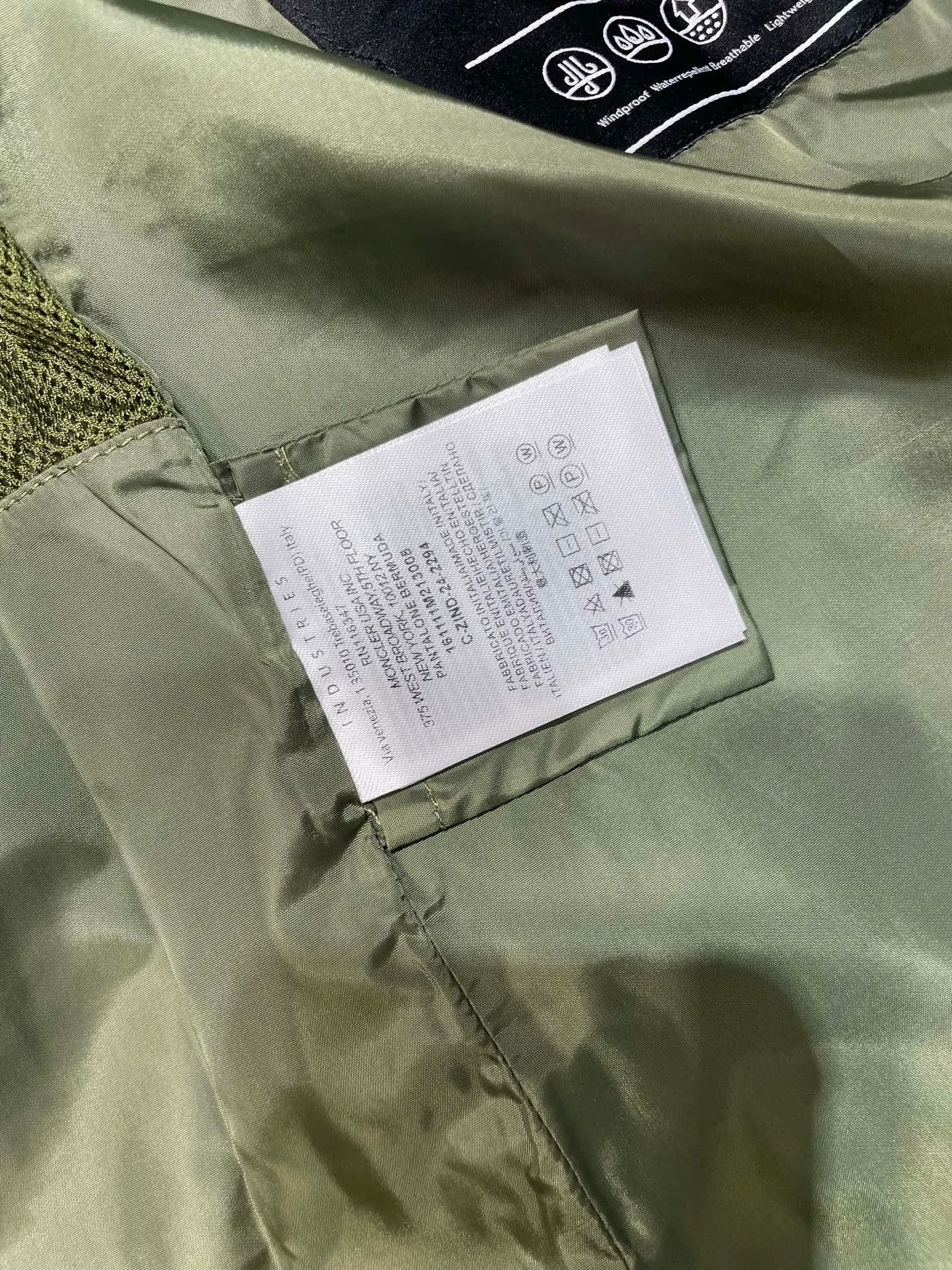 P640 Moncler Grenoble 🌟 Functional outdoor jacket Custom-dyed double-stretch mercerized poplin Custom-dyed soft mesh pongee Excellent texture Comfortable and close to the skin Navy blue inspired by the deep sea Low-key statement of the contemporary gentleman Precision narrative of functional pocket system Balance of function and aesthetics The iconic Moncler logo appears on the sleeves, fully recognizable The triangular logo of the same color is hidden in the fabric texture like a mark in the undercurrent of the deep sea, invisible to the extreme The detachable sleeve design allows for diversified outfits. You can switch styles at will. It is chic and free, showing nobility. It balances outdoor practicality and urban aesthetics and leads the fashion. Process 1: Adopt a three-in-one process. Prioritize and evenly coat the glue on the surface of the substrate that needs to be composited, and then dry and solidify it. Then laminate the substrate with the adhesive film and the non-woven fabric, then cool and solidify, and then composite it with the filter non-woven fabric. The workmanship is cumbersome and complex, time-consuming and labor-intensive. Process 2: Embossing composite technology uses computer scanning to ensure that the imprint size and shape are consistent with the original, and then uses special glue as an adhesive to combine and solidify to achieve complete dryness and the best bonding effect. Process 3: Use CNC laser burning and cutting. Based on the high-energy characteristics of the laser, the moving path of the laser beam is precisely controlled by the laser generator to achieve precise cutting of the shape of the piece. Process 4: Template machine bag opening. The preset template guides the position, shape and size of the bag opening. The accuracy ensures the quality of the bag opening effect. Process 5: Using infrared special machine buttoning, the position is more precise and strong. Function: Detachable sleeve splicing. Style can be switched at will. Size: 1 2 3 4