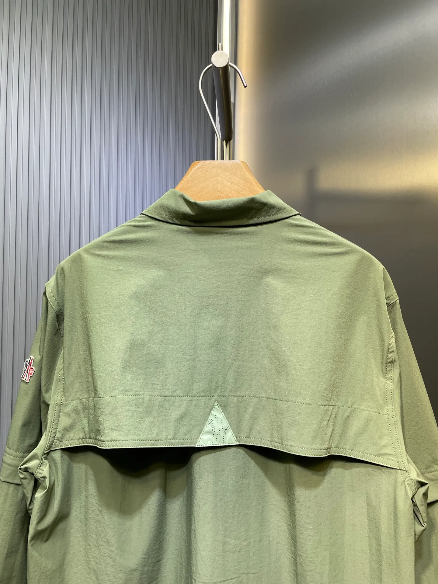 P640 Moncler Grenoble 🌟 Functional outdoor jacket Custom-dyed double-stretch mercerized poplin Custom-dyed soft mesh pongee Excellent texture Comfortable and close to the skin Navy blue inspired by the deep sea Low-key statement of the contemporary gentleman Precision narrative of functional pocket system Balance of function and aesthetics The iconic Moncler logo appears on the sleeves, fully recognizable The triangular logo of the same color is hidden in the fabric texture like a mark in the undercurrent of the deep sea, invisible to the extreme The detachable sleeve design allows for diversified outfits. You can switch styles at will. It is chic and free, showing nobility. It balances outdoor practicality and urban aesthetics and leads the fashion. Process 1: Adopt a three-in-one process. Prioritize and evenly coat the glue on the surface of the substrate that needs to be composited, and then dry and solidify it. Then laminate the substrate with the adhesive film and the non-woven fabric, then cool and solidify, and then composite it with the filter non-woven fabric. The workmanship is cumbersome and complex, time-consuming and labor-intensive. Process 2: Embossing composite technology uses computer scanning to ensure that the imprint size and shape are consistent with the original, and then uses special glue as an adhesive to combine and solidify to achieve complete dryness and the best bonding effect. Process 3: Use CNC laser burning and cutting. Based on the high-energy characteristics of the laser, the moving path of the laser beam is precisely controlled by the laser generator to achieve precise cutting of the shape of the piece. Process 4: Template machine bag opening. The preset template guides the position, shape and size of the bag opening. The accuracy ensures the quality of the bag opening effect. Process 5: Using infrared special machine buttoning, the position is more precise and strong. Function: Detachable sleeve splicing. Style can be switched at will. Size: 1 2 3 4