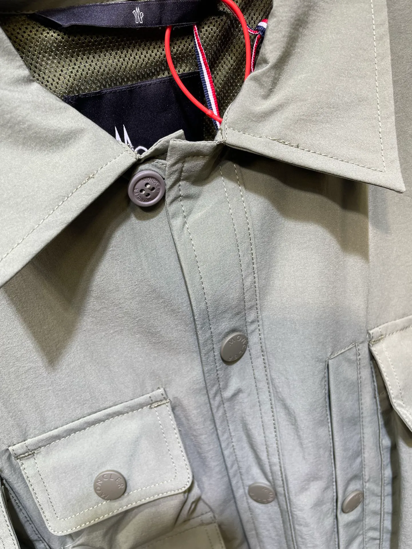 P640 Moncler Grenoble 🌟 Functional outdoor jacket Custom-dyed double-stretch mercerized poplin Custom-dyed soft mesh pongee Excellent texture Comfortable and close to the skin Navy blue inspired by the deep sea Low-key statement of the contemporary gentleman Precision narrative of functional pocket system Balance of function and aesthetics The iconic Moncler logo appears on the sleeves, fully recognizable The triangular logo of the same color is hidden in the fabric texture like a mark in the undercurrent of the deep sea, invisible to the extreme The detachable sleeve design allows for diversified outfits. You can switch styles at will. It is chic and free, showing nobility. It balances outdoor practicality and urban aesthetics and leads the fashion. Process 1: Adopt a three-in-one process. Prioritize and evenly coat the glue on the surface of the substrate that needs to be composited, and then dry and solidify it. Then laminate the substrate with the adhesive film and the non-woven fabric, then cool and solidify, and then composite it with the filter non-woven fabric. The workmanship is cumbersome and complex, time-consuming and labor-intensive. Process 2: Embossing composite technology uses computer scanning to ensure that the imprint size and shape are consistent with the original, and then uses special glue as an adhesive to combine and solidify to achieve complete dryness and the best bonding effect. Process 3: Use CNC laser burning and cutting. Based on the high-energy characteristics of the laser, the moving path of the laser beam is precisely controlled by the laser generator to achieve precise cutting of the shape of the piece. Process 4: Template machine bag opening. The preset template guides the position, shape and size of the bag opening. The accuracy ensures the quality of the bag opening effect. Process 5: Using infrared special machine buttoning, the position is more precise and strong. Function: Detachable sleeve splicing. Style can be switched at will. Size: 1 2 3 4