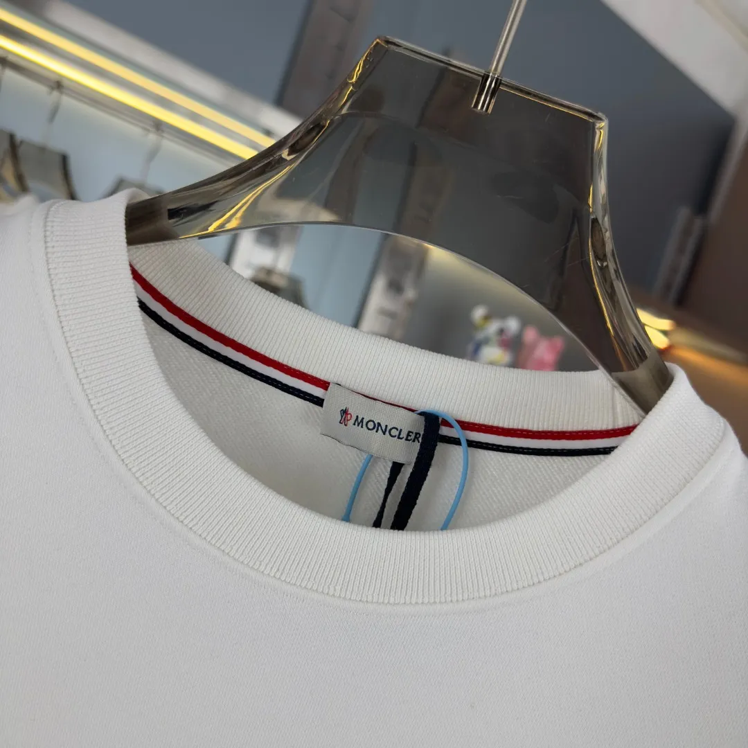 P210 High-version sweatshirt) [Long-term stock] 〖𝐌𝐎𝐍𝐂𝐋𝐄𝐑~Mask〗 Made of 440g heavy-weight fabric. It is different from the market currency. It can be matched with any variety and is properly handsome. 😎The whole dress is made of double waistcoats. The double waistcoats make the whole dress more three-dimensional. Not ordinary factories can do such fine work. 2025 Spring runway version of the T stage, on sale at the counter, round neck terry sweatshirt, high-end double-strand pure cotton, custom-made stretch ribs, dyed in the same vat, complete with three standards, matched with exquisite embroidered LOGO on the chest, simple and advanced, same style for men and women. Color: black, apricot, white, size: S M L XL 2XL
