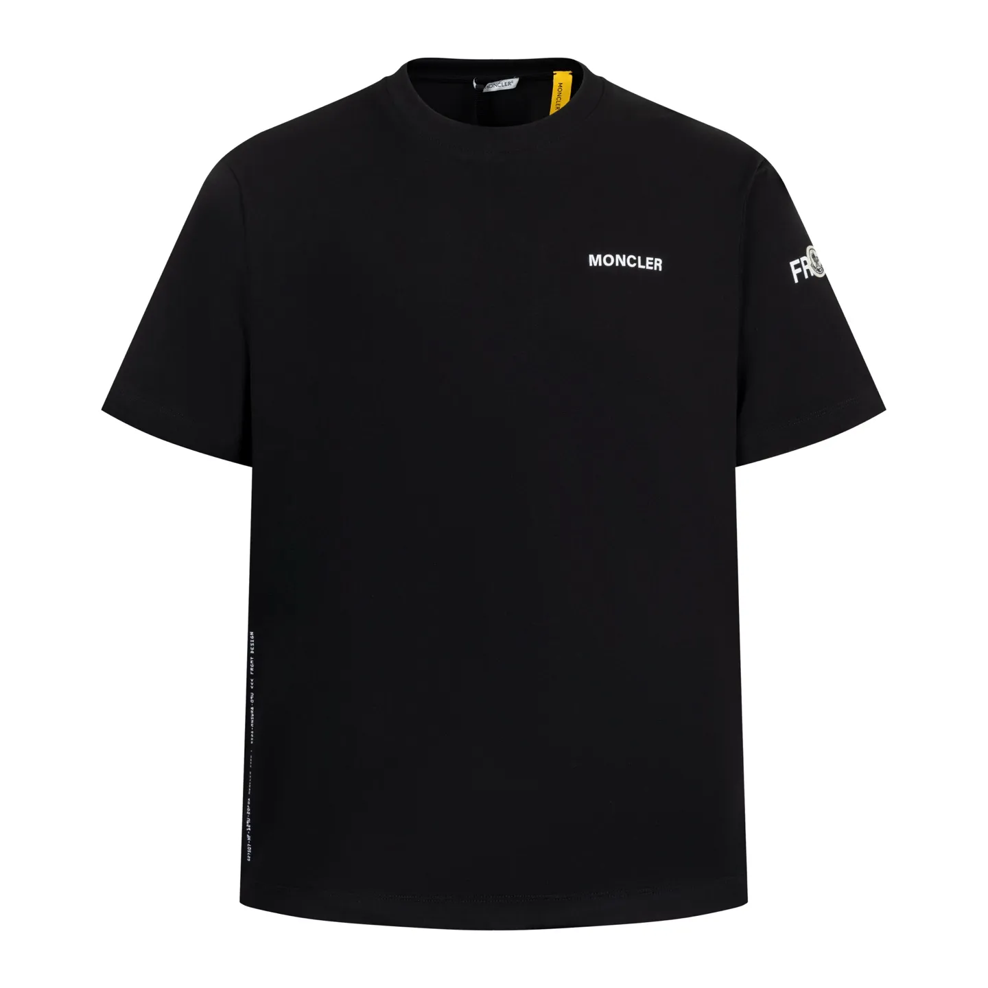 P230 exclusive supply] Moncler Hiroshi Fujiwara co-branded short-sleeve (black) is made of double-ply cotton plain fabric. The warp and weft yarns are interwoven one up and down to form a uniform grid-like texture, with a tight but light structure. Cotton fiber has natural breathability and skin-friendly properties. Combined with the pore structure of plain weave, it is suitable for daily perspiration needs and has good wearing comfort. The yarn has many intertwining points, which strengthens the tear resistance and can maintain its shape after multiple washings. Four high-saturation patterns are presented on the fabric through glue printing. The scraper pressure is even and the scraping is performed in three steps to ensure that the glue is fully penetrated and covered. After curing at high temperature, the pigment is firmly bonded to the cotton fiber. The ink-absorbing and penetrating properties of the cotton fiber make the pattern less likely to fall off due to friction. By actively interfering with the shrinkage potential of cotton fibers, the fabric is able to transition from changeable to stable, improving dimensional stability while being less prone to deformation and wrinkles. Size:S-M-L-XL
