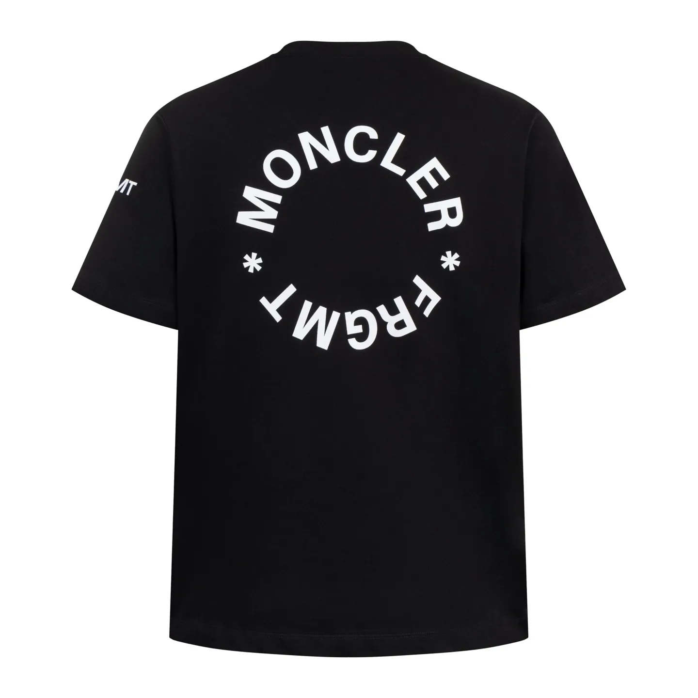 P230 exclusive supply] Moncler Hiroshi Fujiwara co-branded short-sleeve (black) is made of double-ply cotton plain fabric. The warp and weft yarns are interwoven one up and down to form a uniform grid-like texture, with a tight but light structure. Cotton fiber has natural breathability and skin-friendly properties. Combined with the pore structure of plain weave, it is suitable for daily perspiration needs and has good wearing comfort. The yarn has many intertwining points, which strengthens the tear resistance and can maintain its shape after multiple washings. Four high-saturation patterns are presented on the fabric through glue printing. The scraper pressure is even and the scraping is performed in three steps to ensure that the glue is fully penetrated and covered. After curing at high temperature, the pigment is firmly bonded to the cotton fiber. The ink-absorbing and penetrating properties of the cotton fiber make the pattern less likely to fall off due to friction. By actively interfering with the shrinkage potential of cotton fibers, the fabric is able to transition from changeable to stable, improving dimensional stability while being less prone to deformation and wrinkles. Size:S-M-L-XL