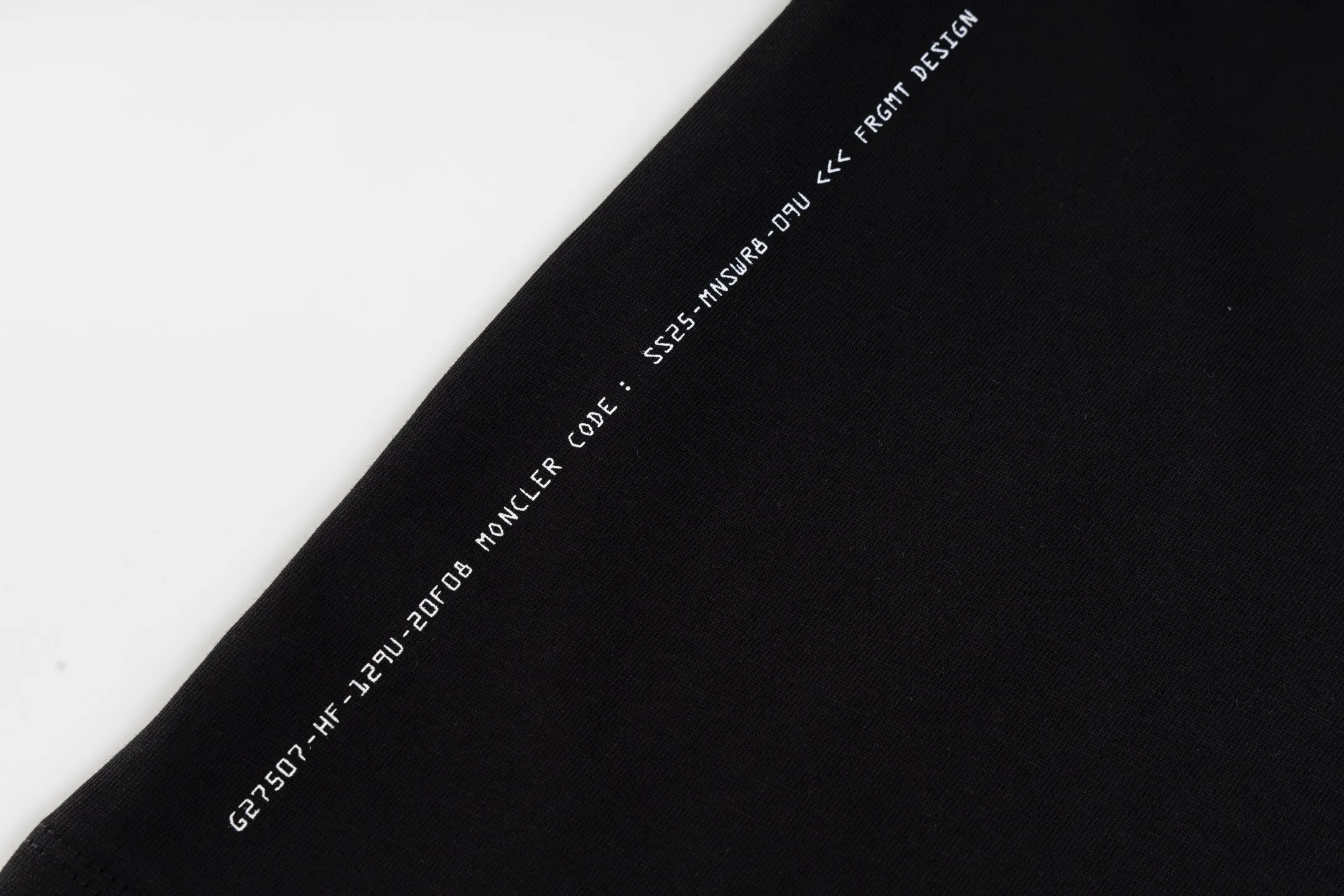 P230 exclusive supply] Moncler Hiroshi Fujiwara co-branded short-sleeve (black) is made of double-ply cotton plain fabric. The warp and weft yarns are interwoven one up and down to form a uniform grid-like texture, with a tight but light structure. Cotton fiber has natural breathability and skin-friendly properties. Combined with the pore structure of plain weave, it is suitable for daily perspiration needs and has good wearing comfort. The yarn has many intertwining points, which strengthens the tear resistance and can maintain its shape after multiple washings. Four high-saturation patterns are presented on the fabric through glue printing. The scraper pressure is even and the scraping is performed in three steps to ensure that the glue is fully penetrated and covered. After curing at high temperature, the pigment is firmly bonded to the cotton fiber. The ink-absorbing and penetrating properties of the cotton fiber make the pattern less likely to fall off due to friction. By actively interfering with the shrinkage potential of cotton fibers, the fabric is able to transition from changeable to stable, improving dimensional stability while being less prone to deformation and wrinkles. Size:S-M-L-XL