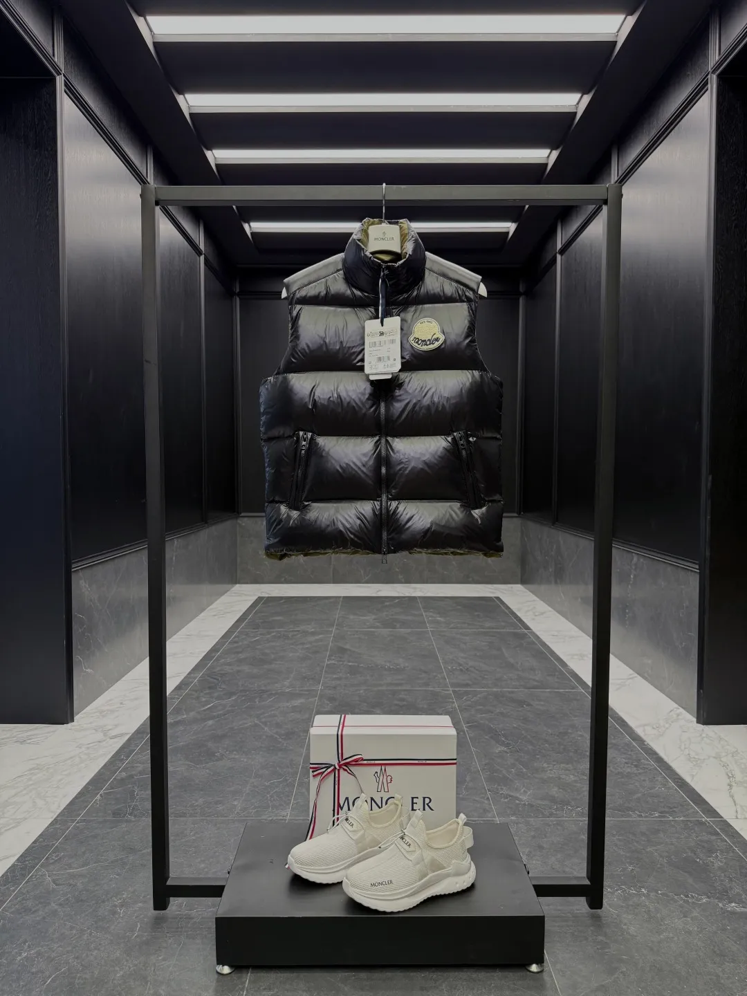 P680 Down Vest⬆️Moncler Lipsi down vest. Contrast color splicing design. Super full filling. The Lipsi men's down vest is made of bright nylon laqué fabric, suitable for wearing in different seasons, bringing warmth and care.  The Lipsi short down vest embodies Moncler's classic design and is a must-have item for your wardrobe from season to season. Crafted from lightweight, functional nylon laqué fabric, it has a contrast lining for a vibrant feel. Details •Made from lightweight nylon laqué fabric •Lightweight nylon laqué lining •Filled with down •Stand-up collar •Zipper closure •Zip pockets •Chenille logo patch Size: 1-5 Black/Ivory Couple Style
