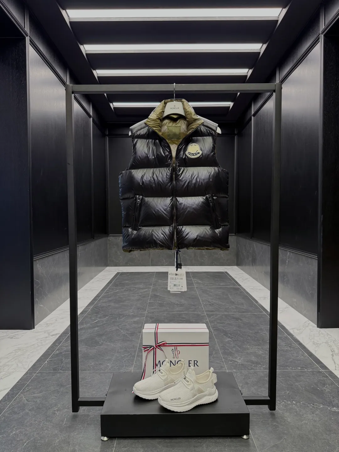 P680 Down Vest⬆️Moncler Lipsi down vest. Contrast color splicing design. Super full filling. The Lipsi men's down vest is made of bright nylon laqué fabric, suitable for wearing in different seasons, bringing warmth and care.  The Lipsi short down vest embodies Moncler's classic design and is a must-have item for your wardrobe from season to season. Crafted from lightweight, functional nylon laqué fabric, it has a contrast lining for a vibrant feel. Details •Made from lightweight nylon laqué fabric •Lightweight nylon laqué lining •Filled with down •Stand-up collar •Zipper closure •Zip pockets •Chenille logo patch Size: 1-5 Black/Ivory Couple Style