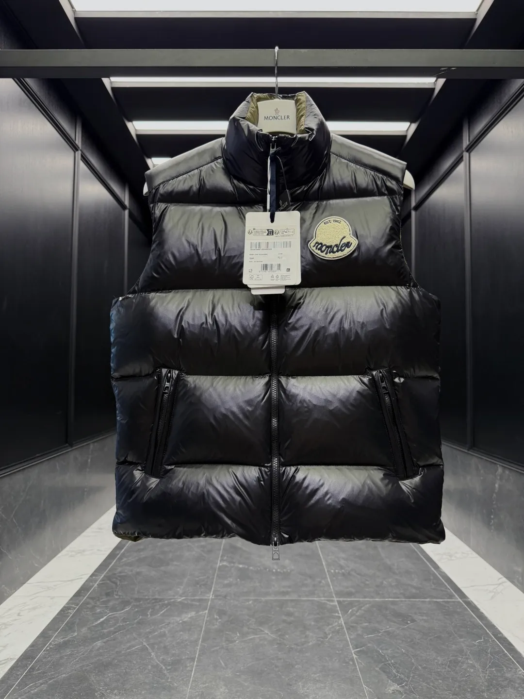 P680 Down Vest⬆️Moncler Lipsi down vest. Contrast color splicing design. Super full filling. The Lipsi men's down vest is made of bright nylon laqué fabric, suitable for wearing in different seasons, bringing warmth and care.  The Lipsi short down vest embodies Moncler's classic design and is a must-have item for your wardrobe from season to season. Crafted from lightweight, functional nylon laqué fabric, it has a contrast lining for a vibrant feel. Details •Made from lightweight nylon laqué fabric •Lightweight nylon laqué lining •Filled with down •Stand-up collar •Zipper closure •Zip pockets •Chenille logo patch Size: 1-5 Black/Ivory Couple Style