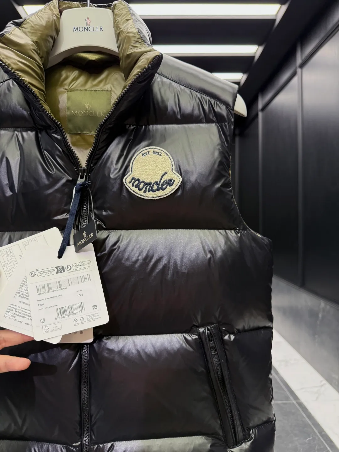 P680 Down Vest⬆️Moncler Lipsi down vest. Contrast color splicing design. Super full filling. The Lipsi men's down vest is made of bright nylon laqué fabric, suitable for wearing in different seasons, bringing warmth and care.  The Lipsi short down vest embodies Moncler's classic design and is a must-have item for your wardrobe from season to season. Crafted from lightweight, functional nylon laqué fabric, it has a contrast lining for a vibrant feel. Details •Made from lightweight nylon laqué fabric •Lightweight nylon laqué lining •Filled with down •Stand-up collar •Zipper closure •Zip pockets •Chenille logo patch Size: 1-5 Black/Ivory Couple Style