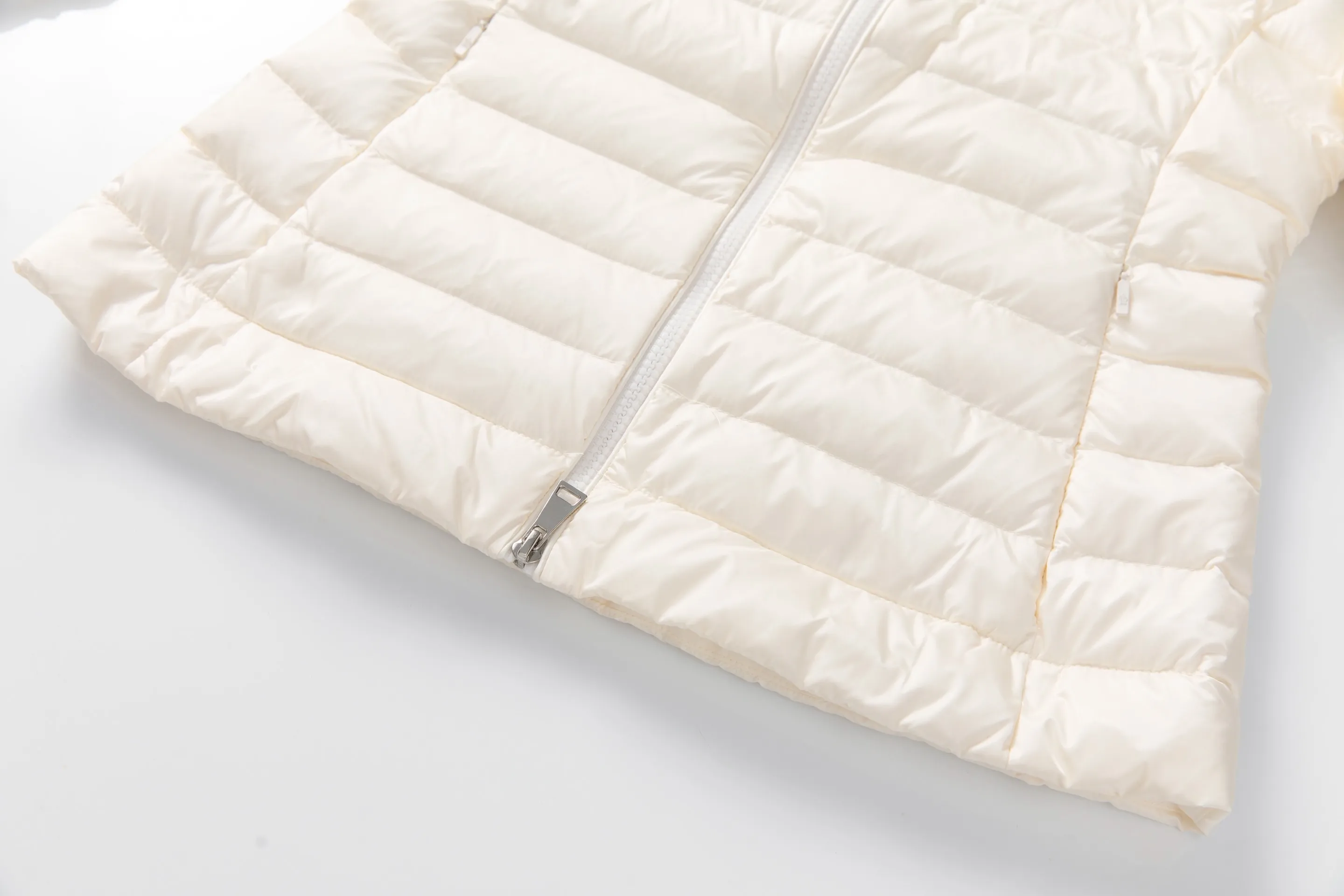 P760 Style number: Y128 Moncler's new 25-year women's down jacket is light and thin, with a perfect balance of temperature and style ▫️ 90% rare goose down filling｜Fearless in sub-zero temperatures, lightweight and temperature-locking ▫️ Innovative wool knitted sleeves｜Soft touch, three-dimensional silhouette is not bloated ▫️ High-end aesthetics of contrasting materials｜Matte pressed black feathers + delicate wool texture 🌟 Extravagant details • Demonstration of layering turtleneck sweaters | Lazy and high-end sense • K gold chain finishing touch | Eye-catching and sparkling design • Universal matching of trousers | One-click switching for commuting and dating "A winter shirt that can be worn for ten years" Color: Black·White·Pink Green Code Number: 1 2 3 4