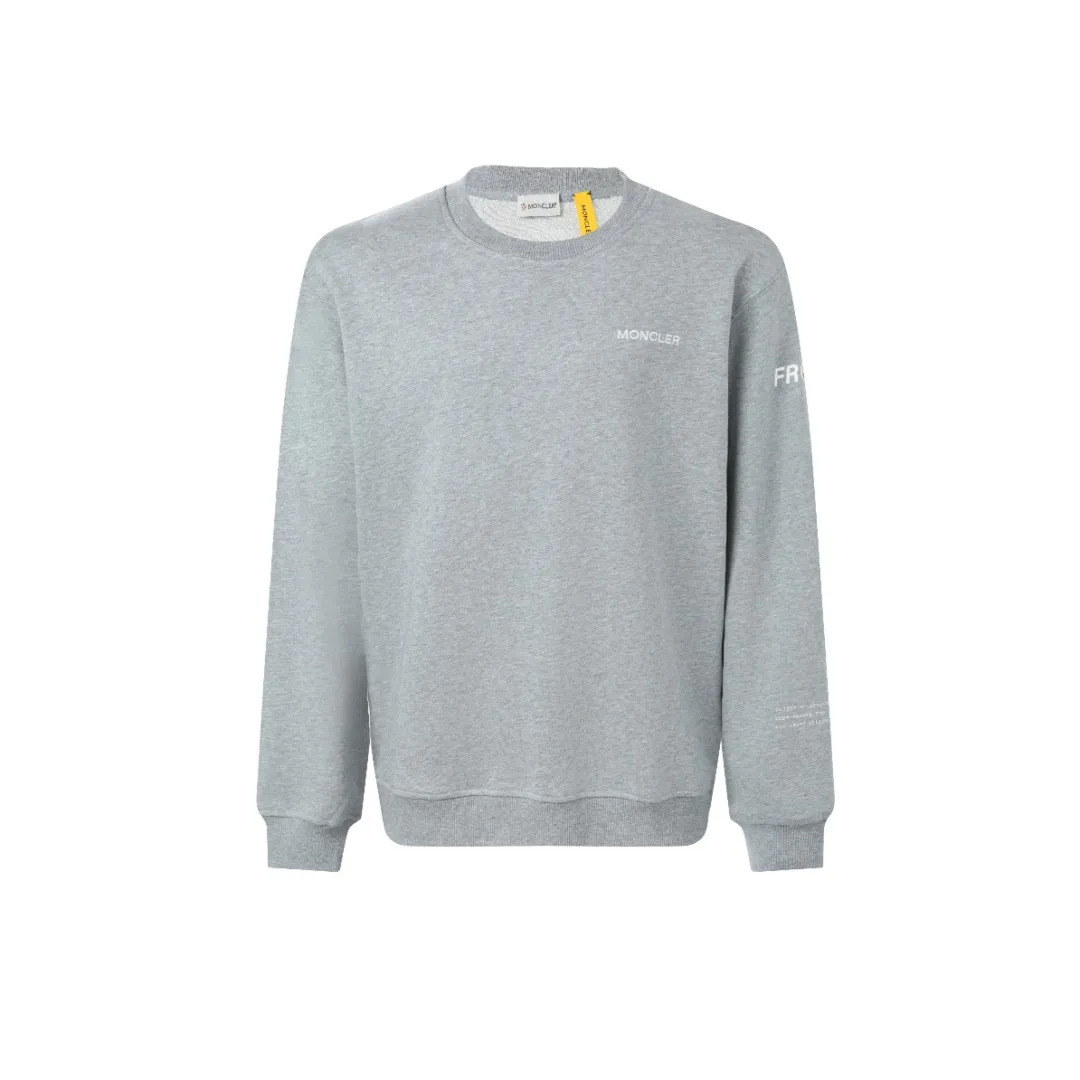 P370 MONCLER printed round neck sweatshirt Fabric selection: Single-sided fish scale fabric woven with cotton as the base. The front is a smooth knitted surface, and the skin-touching surface is formed into three-dimensional terry through the floating thread knitting technology of the knitting machine, which increases the fluffiness and has a delicate touch. The terry structure absorbs a large amount of water and evaporates quickly, so it is not easy to loosen and deform after repeated washing.  Process 1: Use glue printing to present 4 high-saturation patterns on the fabric. The pressure of the scraper is even, and the scraping printing is done in 3 times to ensure that the glue is fully penetrated and covered. After curing at high temperature, the pigment is firmly bonded to the cotton fiber. The ink-absorbing and penetrating properties of the cotton fiber make the pattern less likely to fall off due to friction.  Process 2: The 2*2 rib formed by alternating longitudinal rows of front coils and longitudinal rows of back coils is still very elastic and has a wide pattern that fits the wrist and waist without a sense of restraint. The gaps between the coils allow air to circulate without losing warmth.  Process 2: By actively interfering with the shrinkage potential of cotton fibers, the fabric is able to transition from changeable to stable, improving dimensional stability while being less prone to deformation and wrinkles.  Accessories: One to one customized 3-standard SIZE: S M L XL