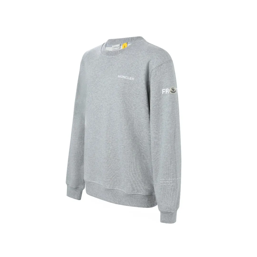 P370 MONCLER printed round neck sweatshirt Fabric selection: Single-sided fish scale fabric woven with cotton as the base. The front is a smooth knitted surface, and the skin-touching surface is formed into three-dimensional terry through the floating thread knitting technology of the knitting machine, which increases the fluffiness and has a delicate touch. The terry structure absorbs a large amount of water and evaporates quickly, so it is not easy to loosen and deform after repeated washing.  Process 1: Use glue printing to present 4 high-saturation patterns on the fabric. The pressure of the scraper is even, and the scraping printing is done in 3 times to ensure that the glue is fully penetrated and covered. After curing at high temperature, the pigment is firmly bonded to the cotton fiber. The ink-absorbing and penetrating properties of the cotton fiber make the pattern less likely to fall off due to friction.  Process 2: The 2*2 rib formed by alternating longitudinal rows of front coils and longitudinal rows of back coils is still very elastic and has a wide pattern that fits the wrist and waist without a sense of restraint. The gaps between the coils allow air to circulate without losing warmth.  Process 2: By actively interfering with the shrinkage potential of cotton fibers, the fabric is able to transition from changeable to stable, improving dimensional stability while being less prone to deformation and wrinkles.  Accessories: One to one customized 3-standard SIZE: S M L XL